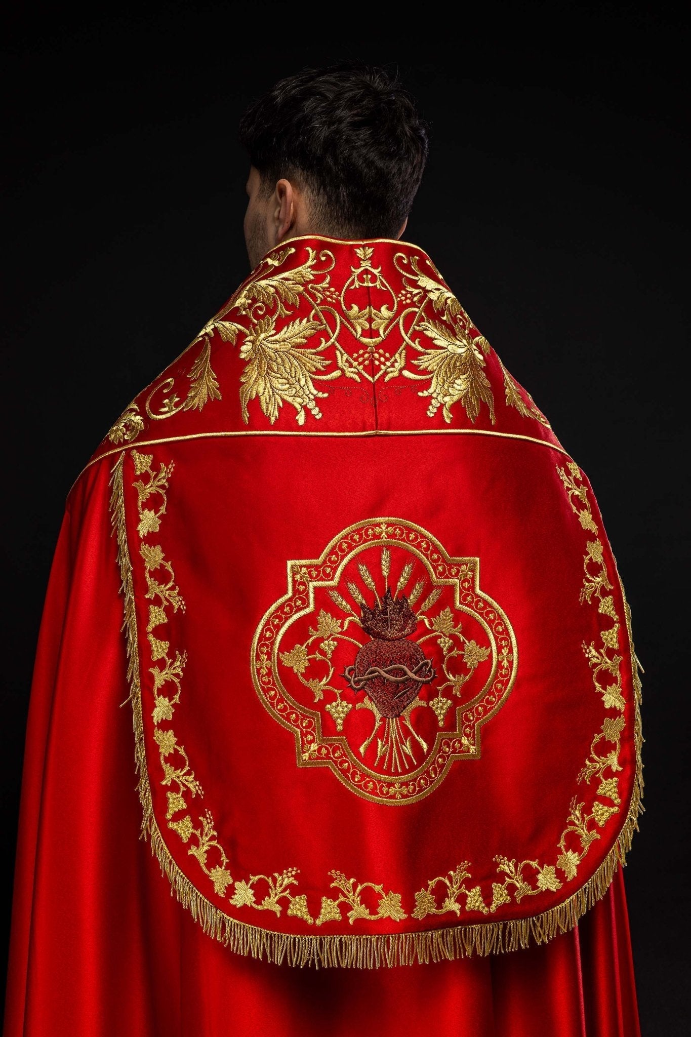 Cappellino romano satinato, rosso, con cuore di Gesù ricamato KKP/026/02/20 150 cm - PERILPRETE.IT