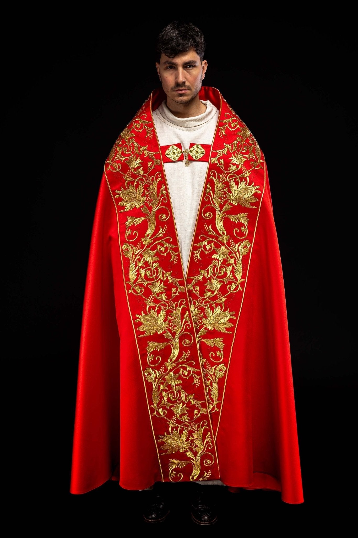 Cappellino romano satinato, rosso, con cuore di Gesù ricamato KKP/026/02/20 150 cm - PERILPRETE.IT