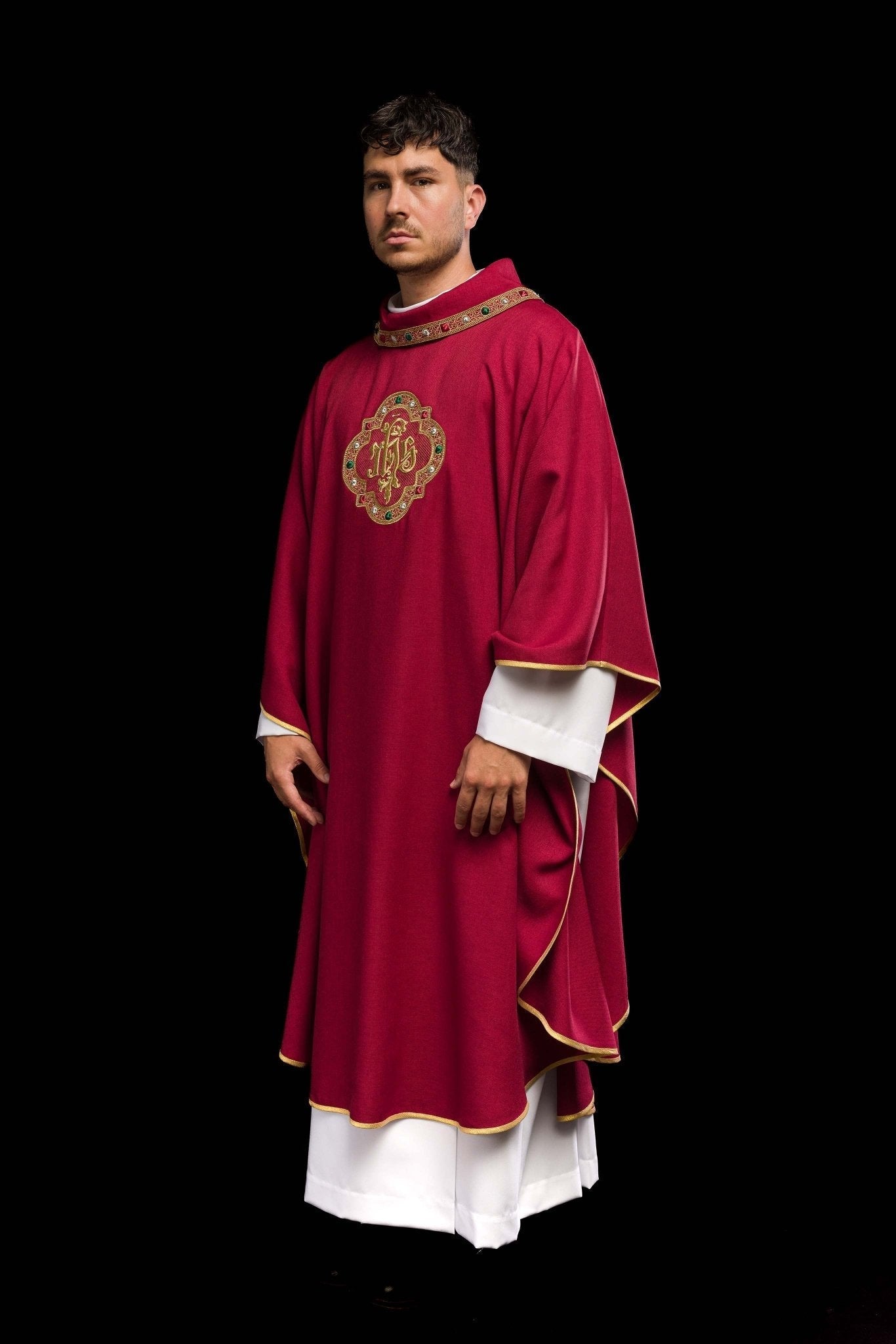 Casula classico in rosso con motivo JHS e colletto decorativo S - 7073 - 02 - 70 - PERILPRETE.IT
