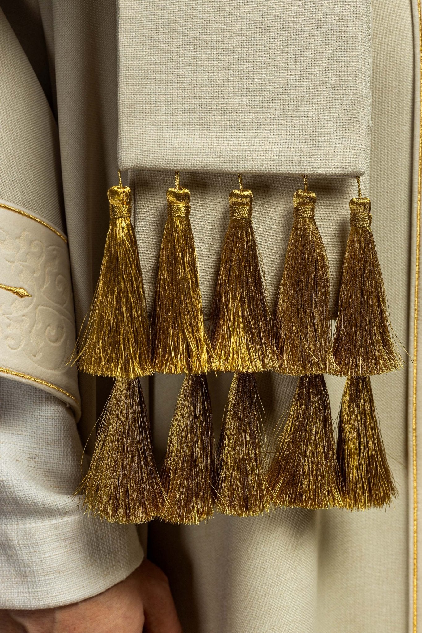 Casula color ecru con banda ricamata e colletto a croci LE/7073/05 - PERILPRETE.IT