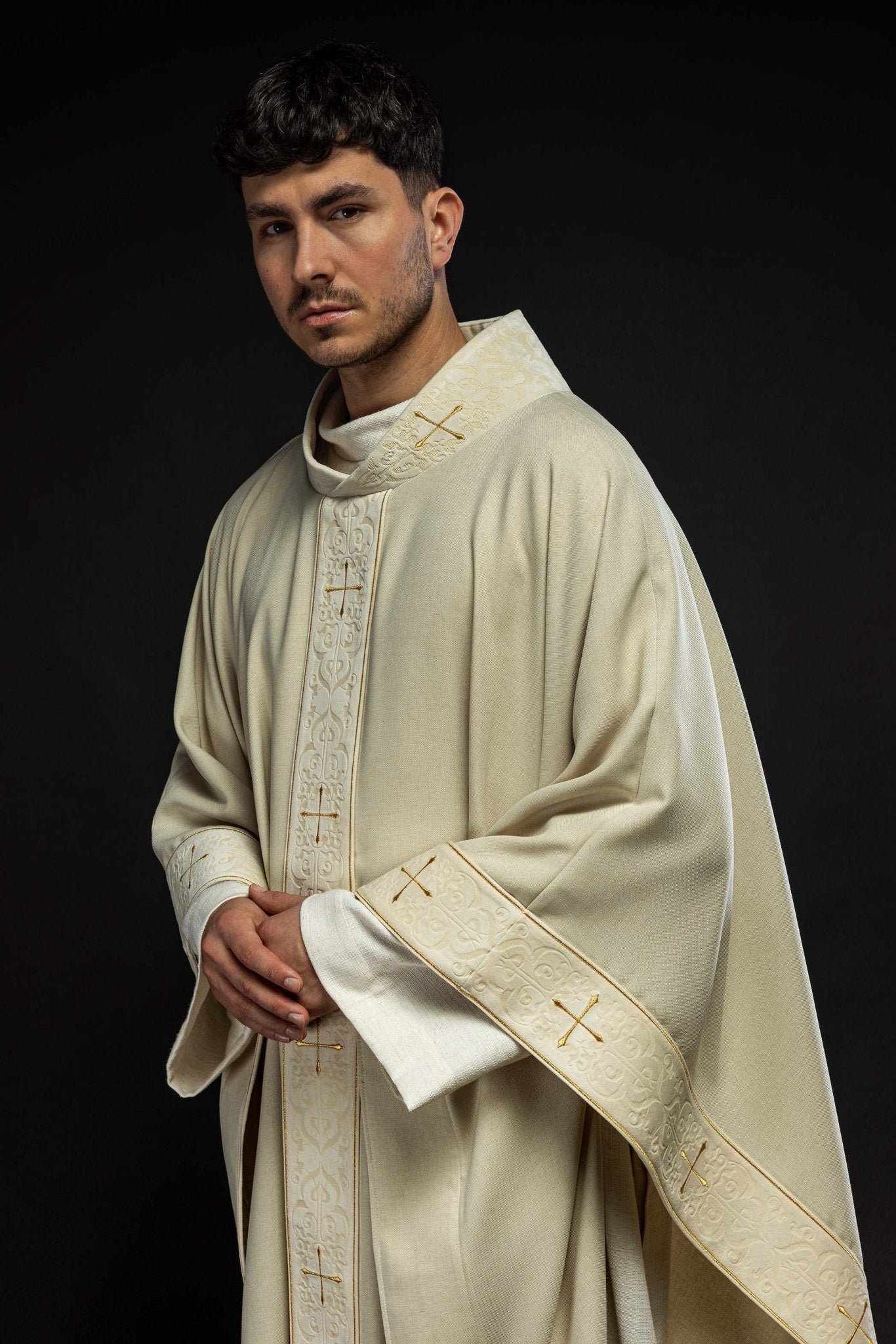 Casula color ecru con banda ricamata e colletto a croci LE/7073/05 - PERILPRETE.IT