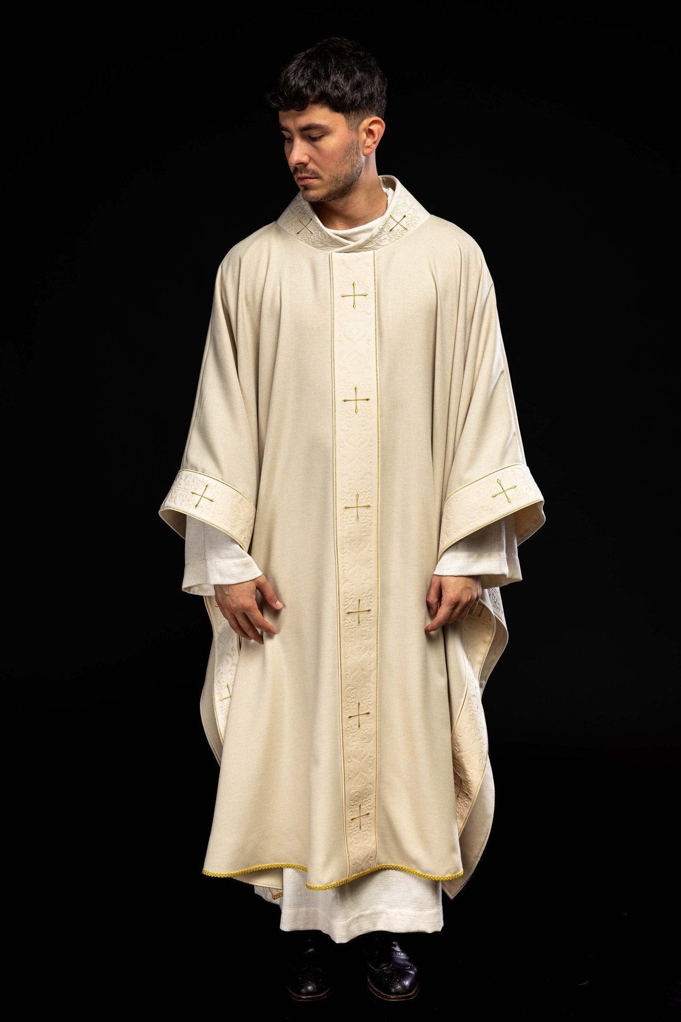 Casula color ecru con banda ricamata e colletto a croci LE/7073/05 - PERILPRETE.IT