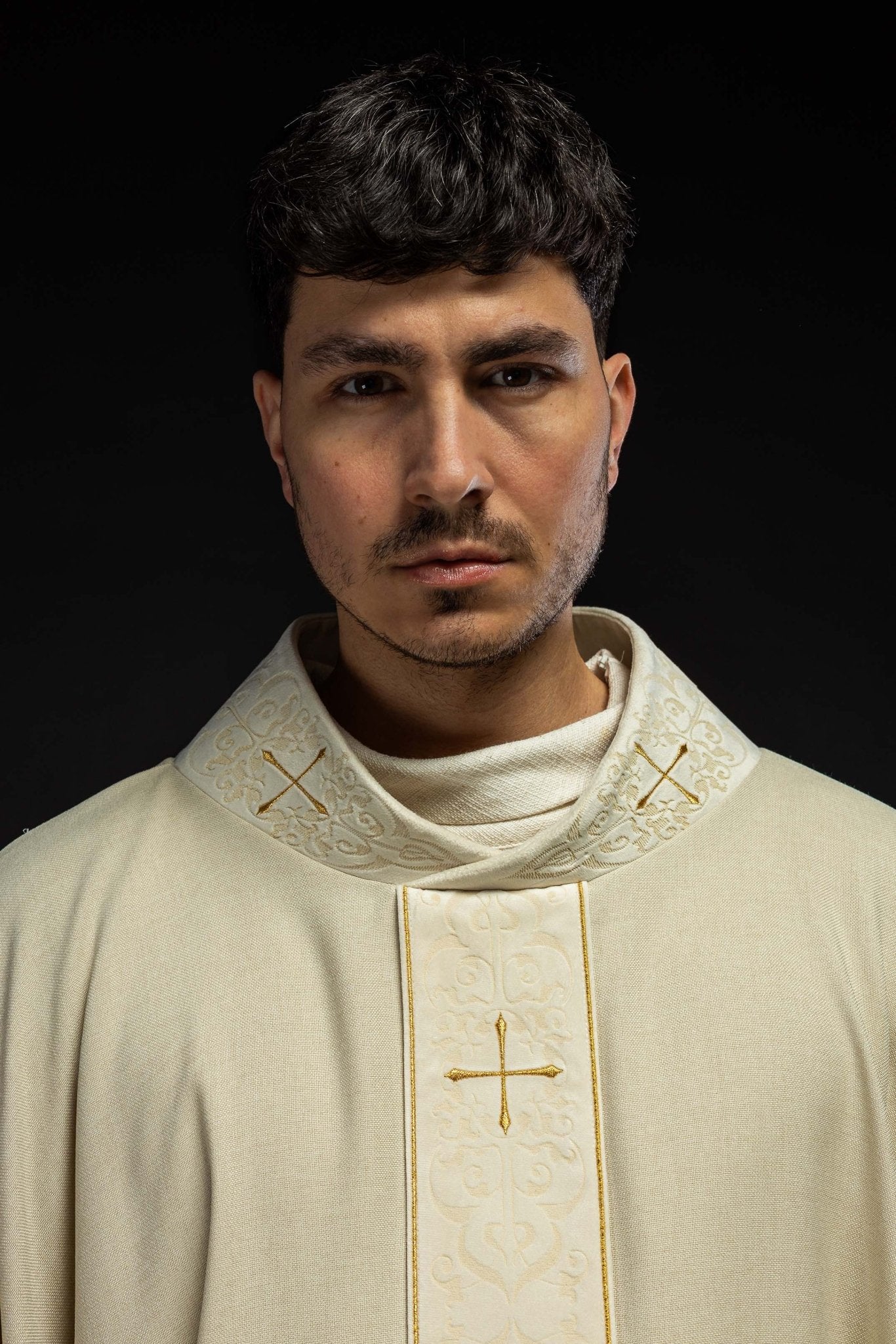 Casula color ecru con banda ricamata e colletto a croci LE/7073/05 - PERILPRETE.IT