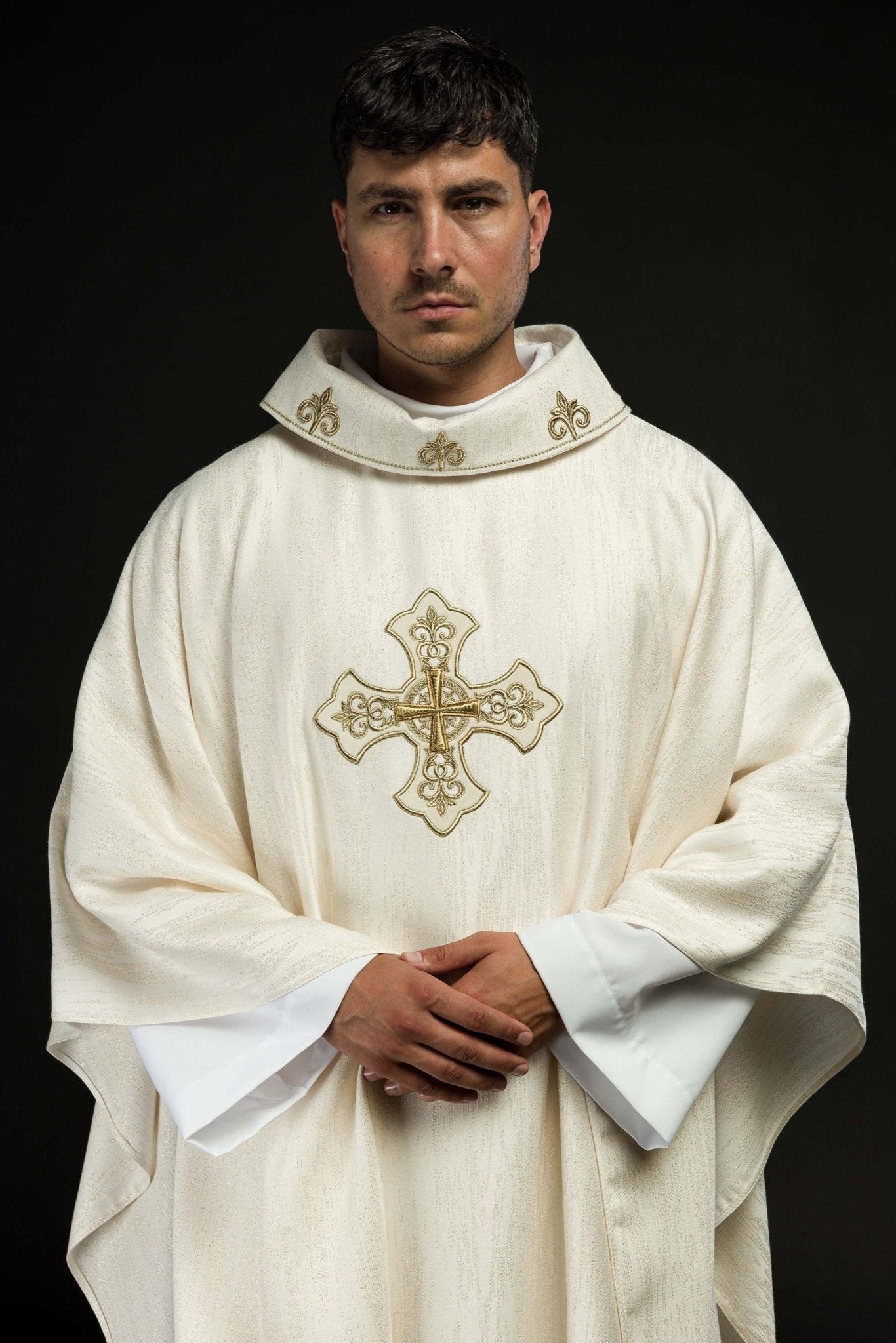 Casula color ecru con motivo ricamato della croce su tessuto decorativo LE/7036/05 - PERILPRETE.IT