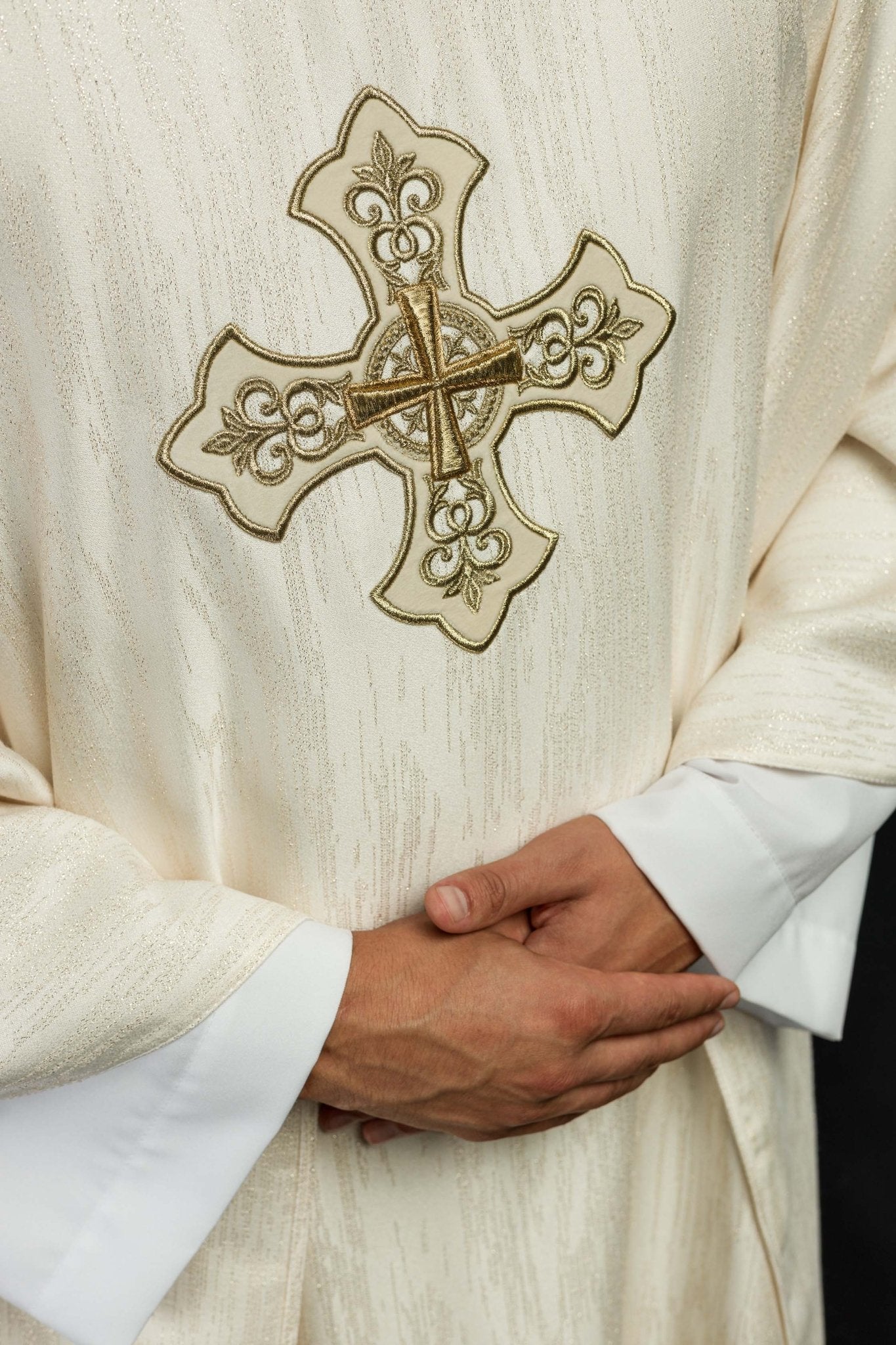 Casula color ecru con motivo ricamato della croce su tessuto decorativo LE/7036/05 - PERILPRETE.IT