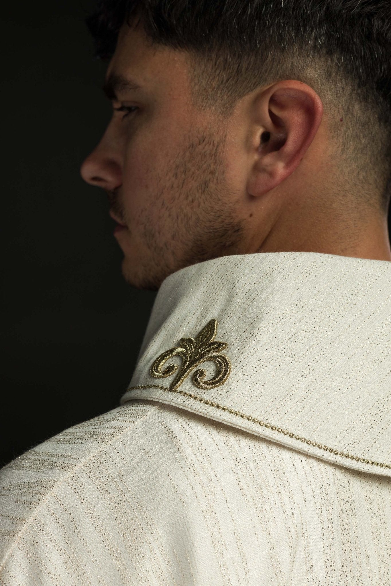 Casula color ecru con motivo ricamato della croce su tessuto decorativo LE/7036/05 - PERILPRETE.IT