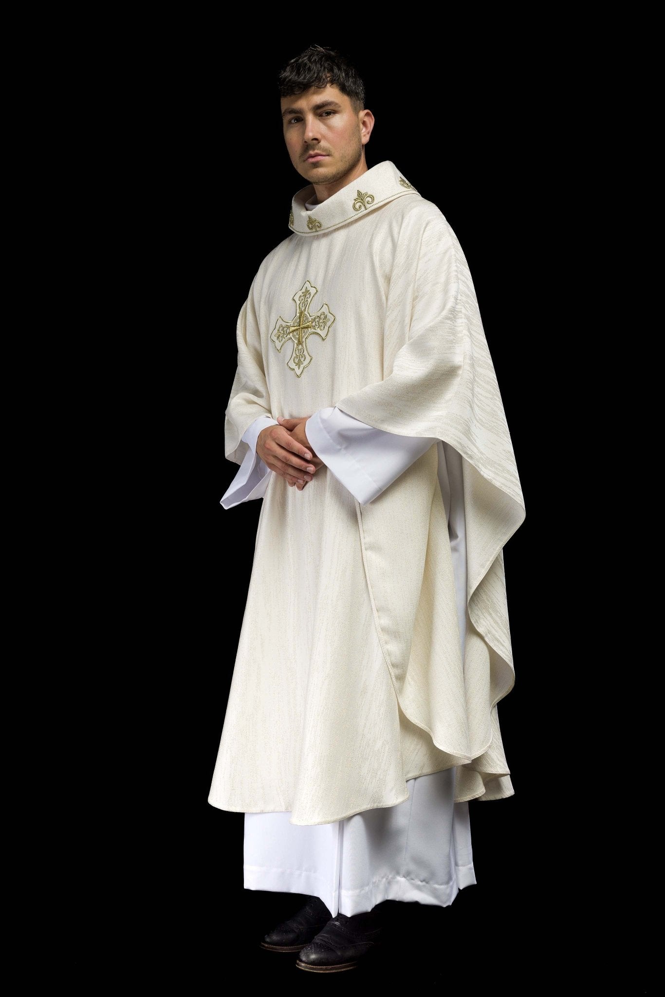 Casula color ecru con motivo ricamato della croce su tessuto decorativo LE/7036/05 - PERILPRETE.IT