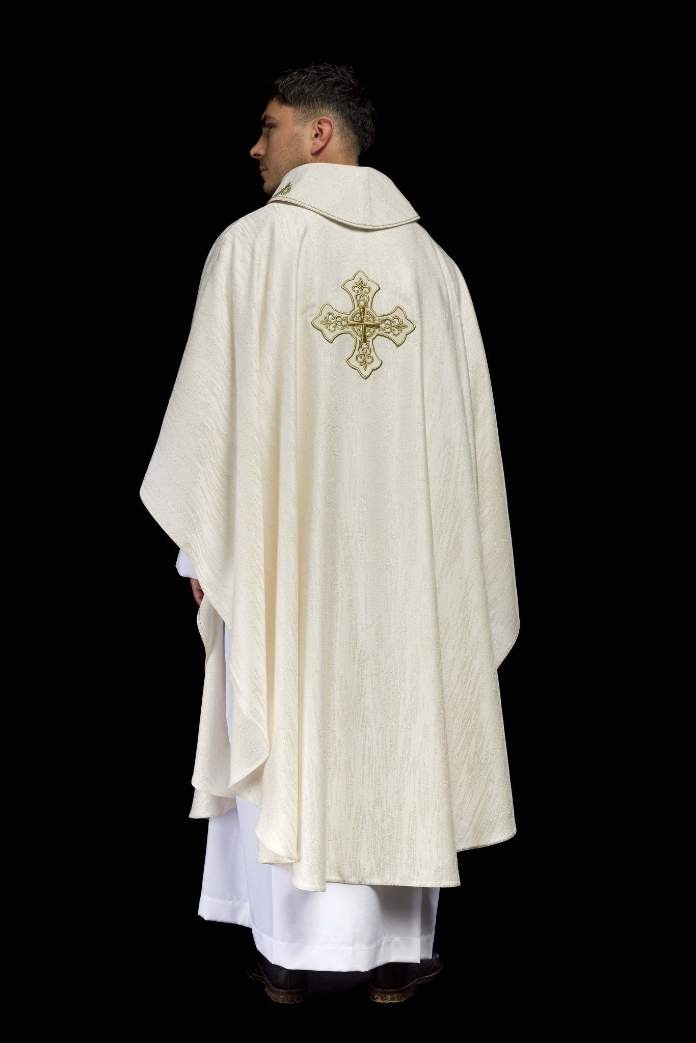 Casula color ecru con motivo ricamato della croce su tessuto decorativo LE/7036/05 - PERILPRETE.IT