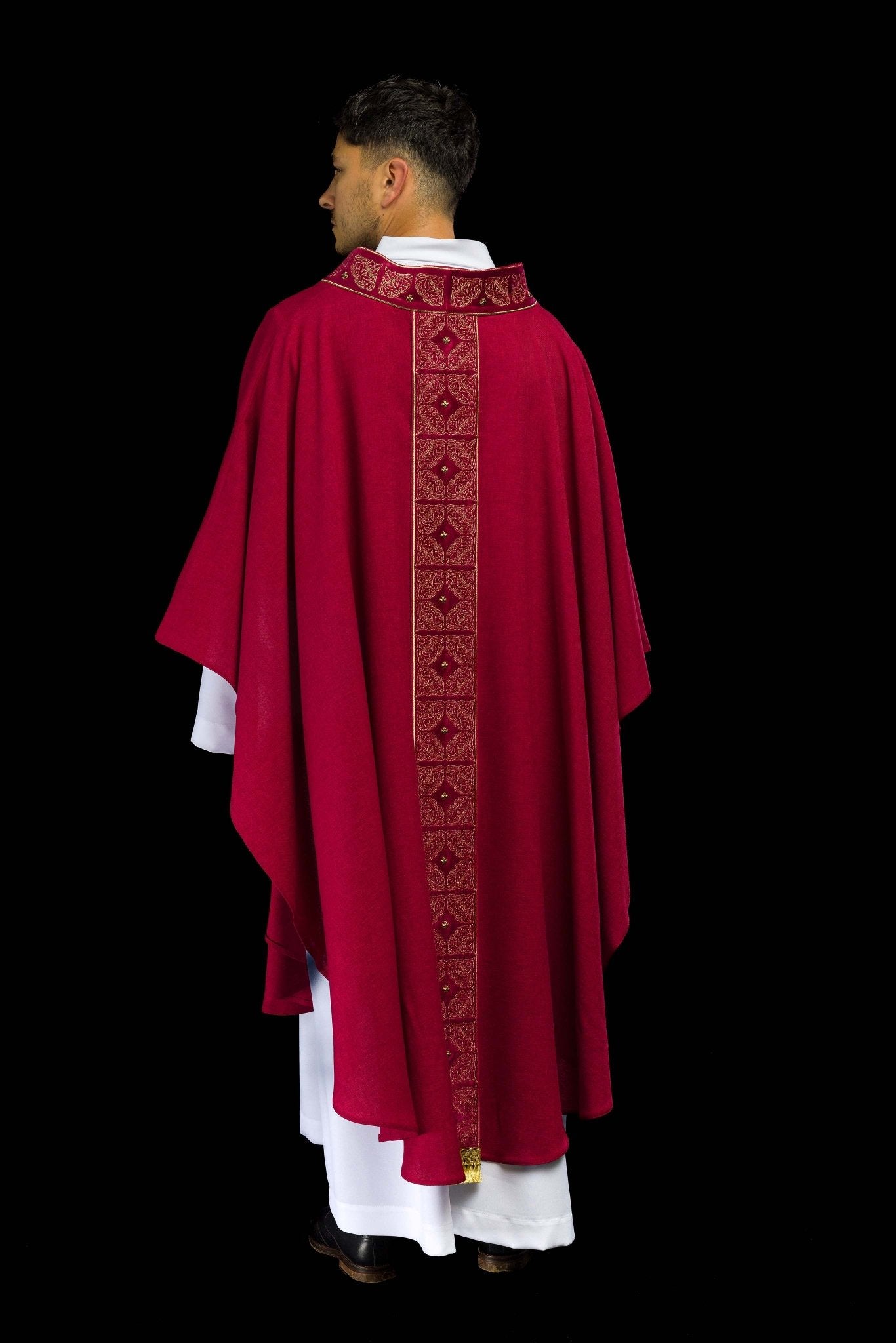 Casula con cintura e colletto riccamente ricamati in rosso S-7057-02-70 - PERILPRETE.IT