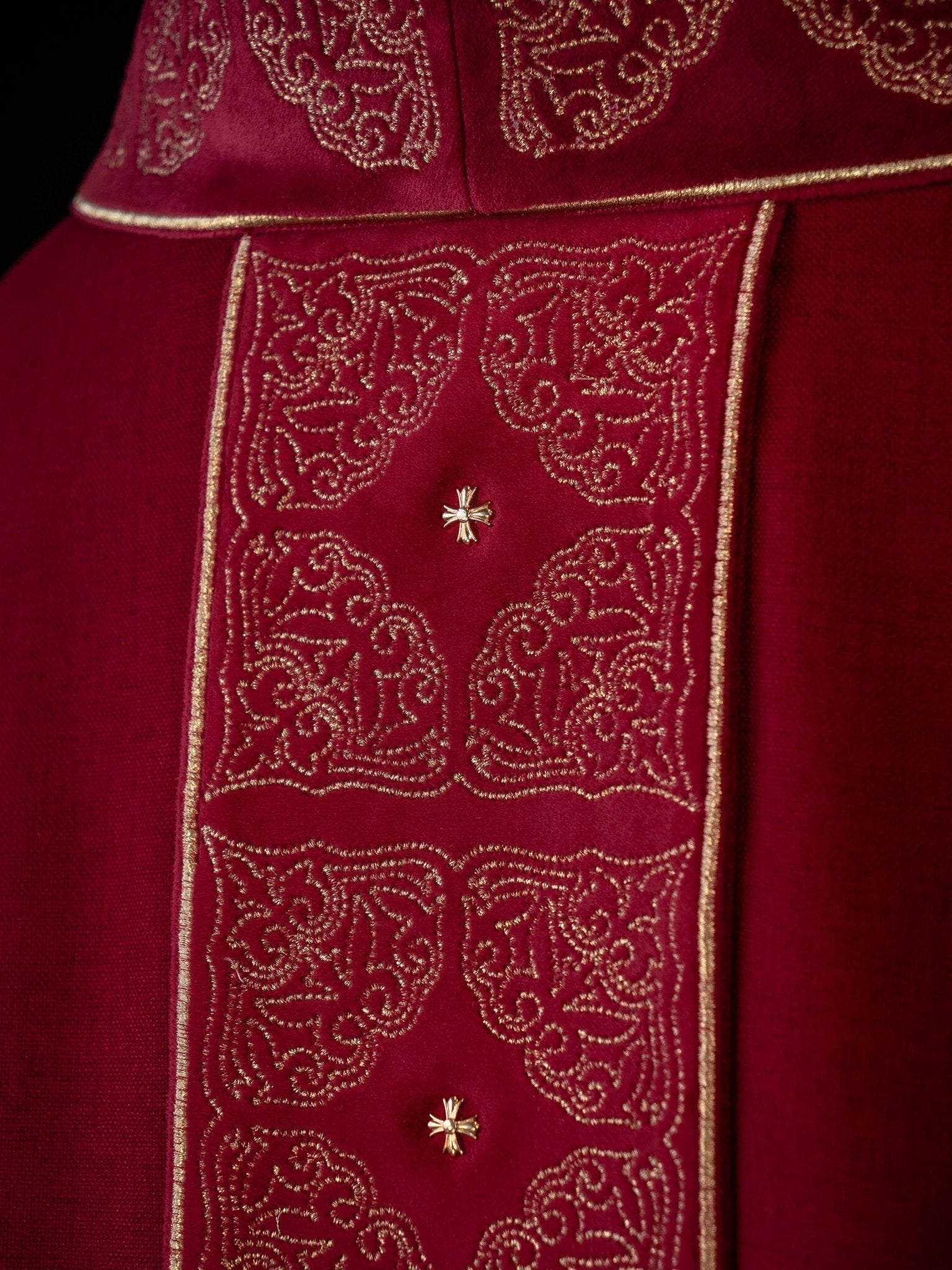 Casula con cintura e colletto riccamente ricamati in rosso S - 7057 - 02 - 70 - PERILPRETE.IT