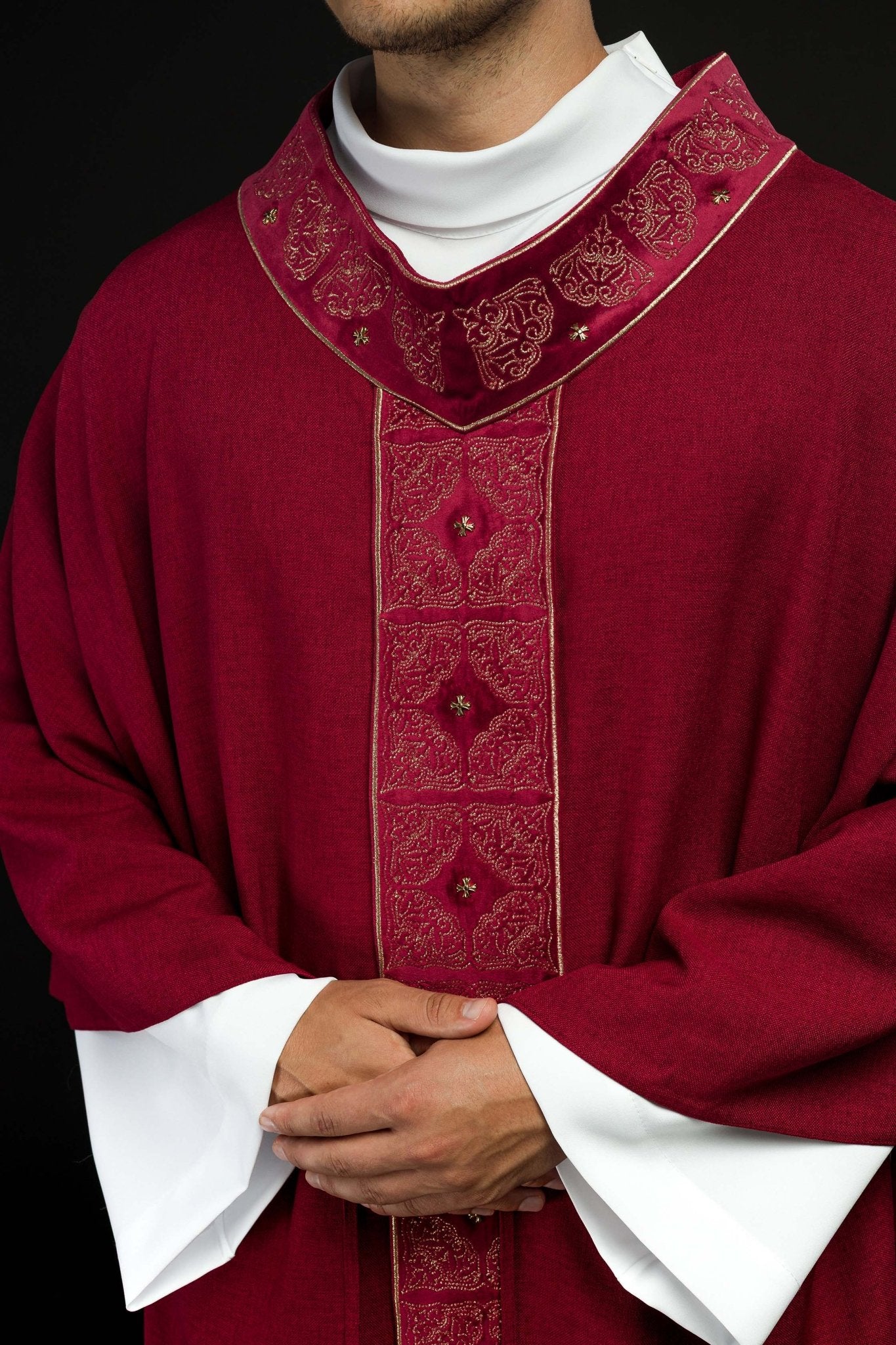 Casula con cintura e colletto riccamente ricamati in rosso S-7057-02-70 - PERILPRETE.IT