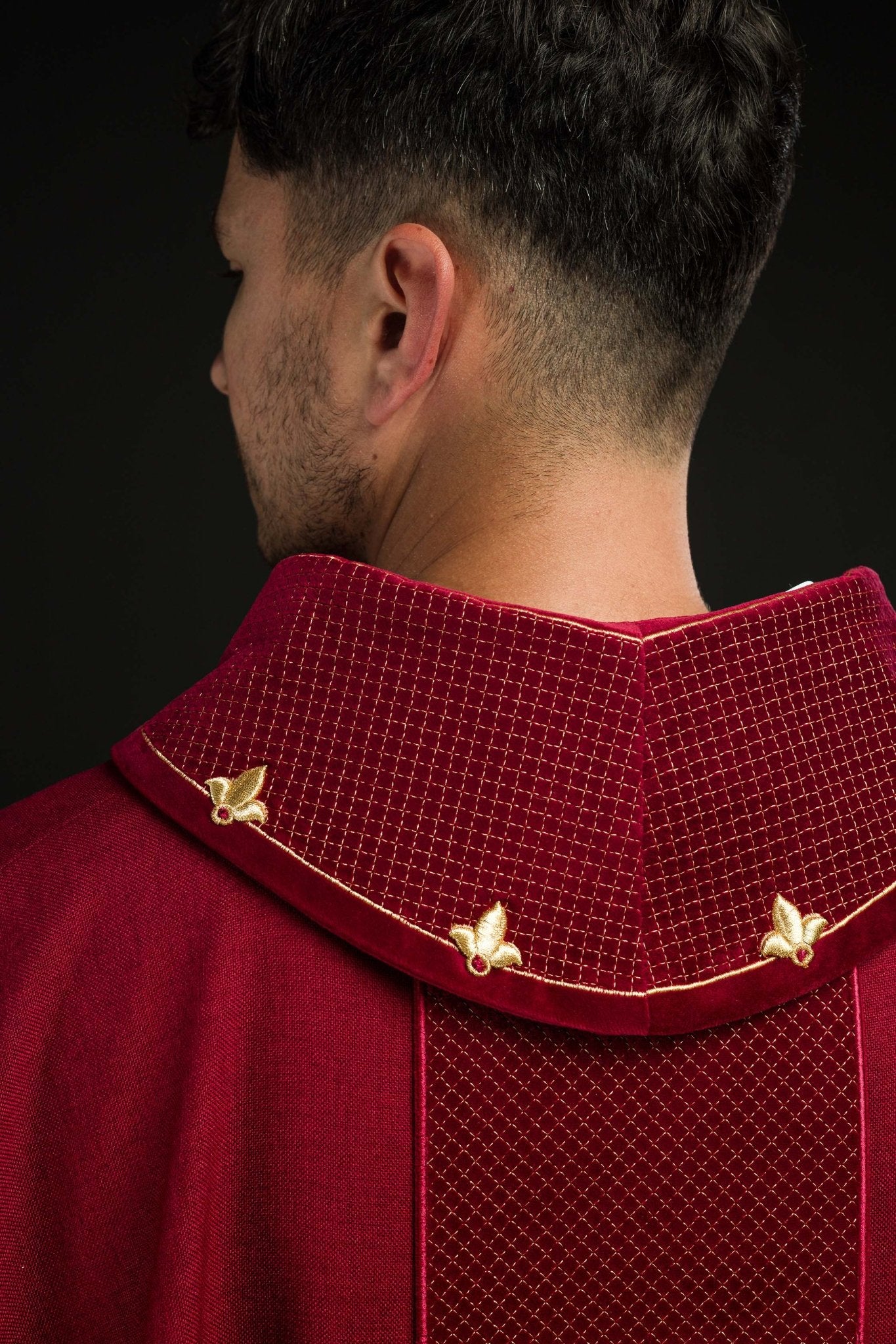 Casula con cintura in velluto rosso e croci ricamate LE/7030/02 - PERILPRETE.IT