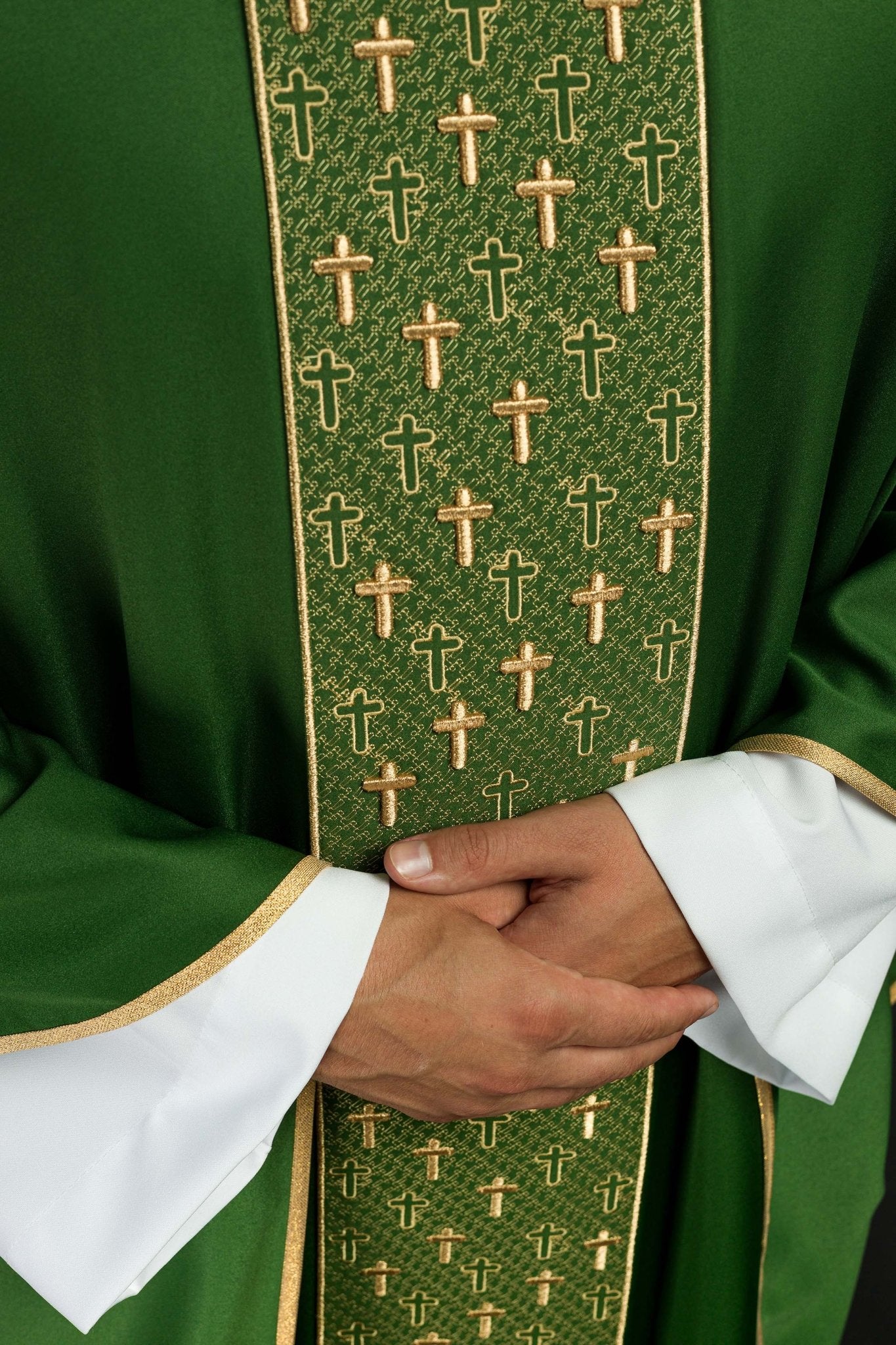 Casula con cintura riccamente ricamata a croci di colore verde S-7062-01-53 - PERILPRETE.IT