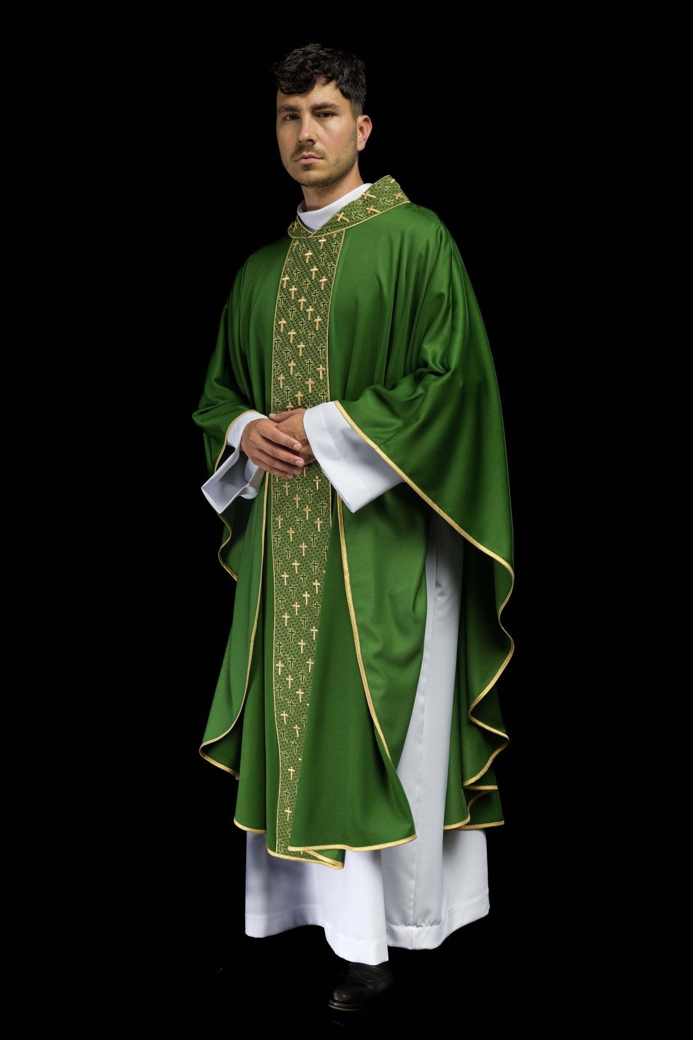Casula con cintura riccamente ricamata a croci di colore verde S-7062-01-53 - PERILPRETE.IT
