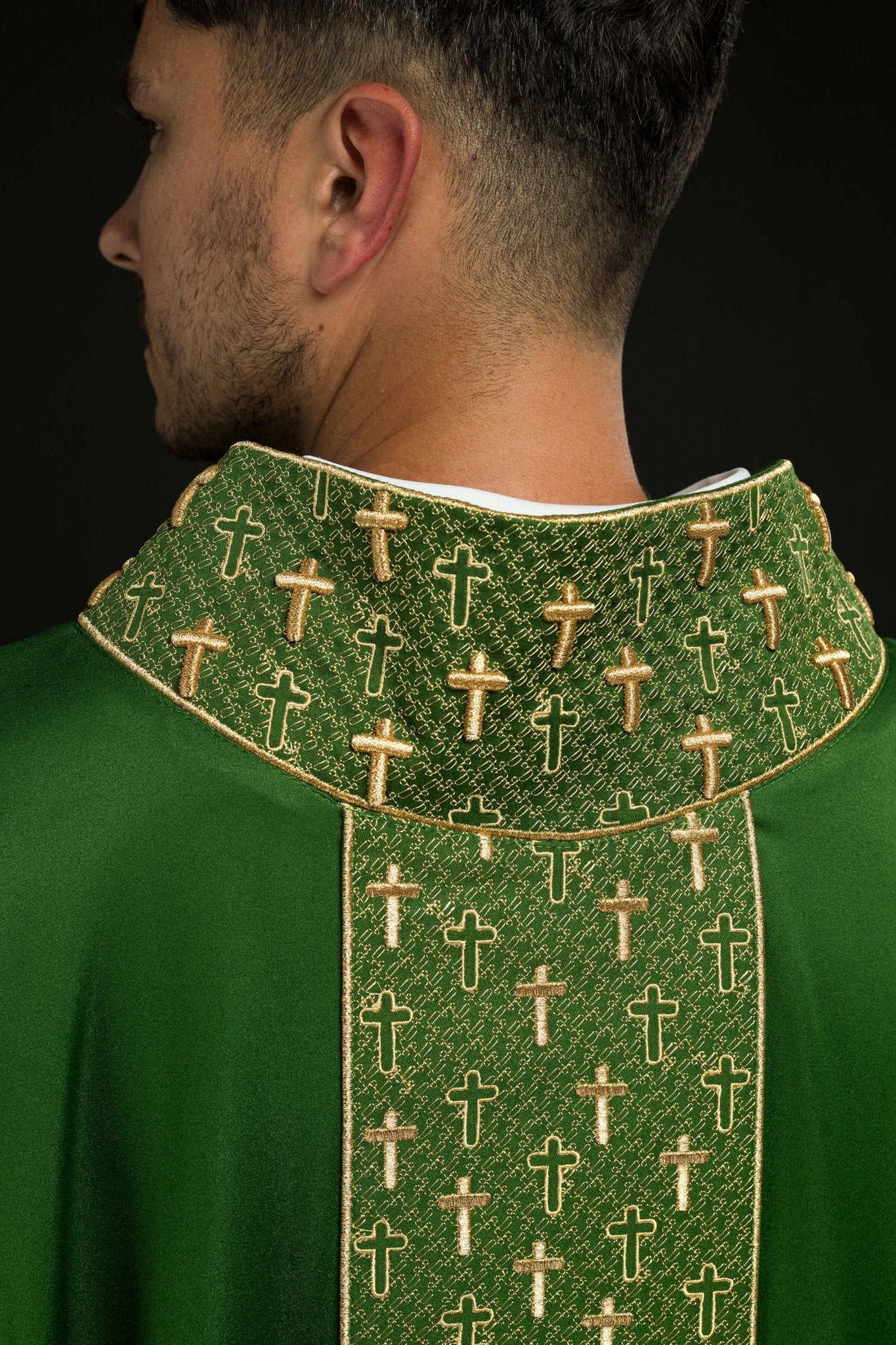 Casula con cintura riccamente ricamata a croci di colore verde S-7062-01-53 - PERILPRETE.IT