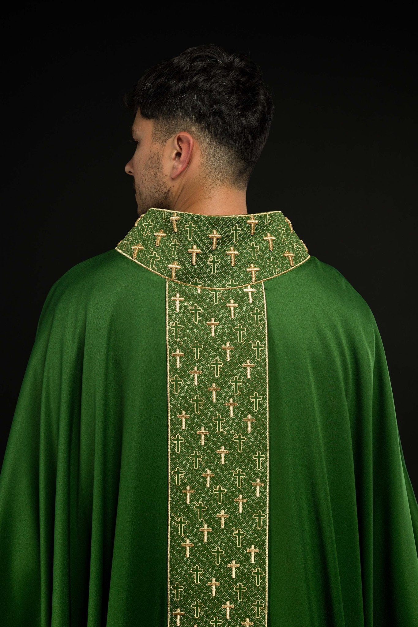 Casula con cintura riccamente ricamata a croci di colore verde S-7062-01-53 - PERILPRETE.IT