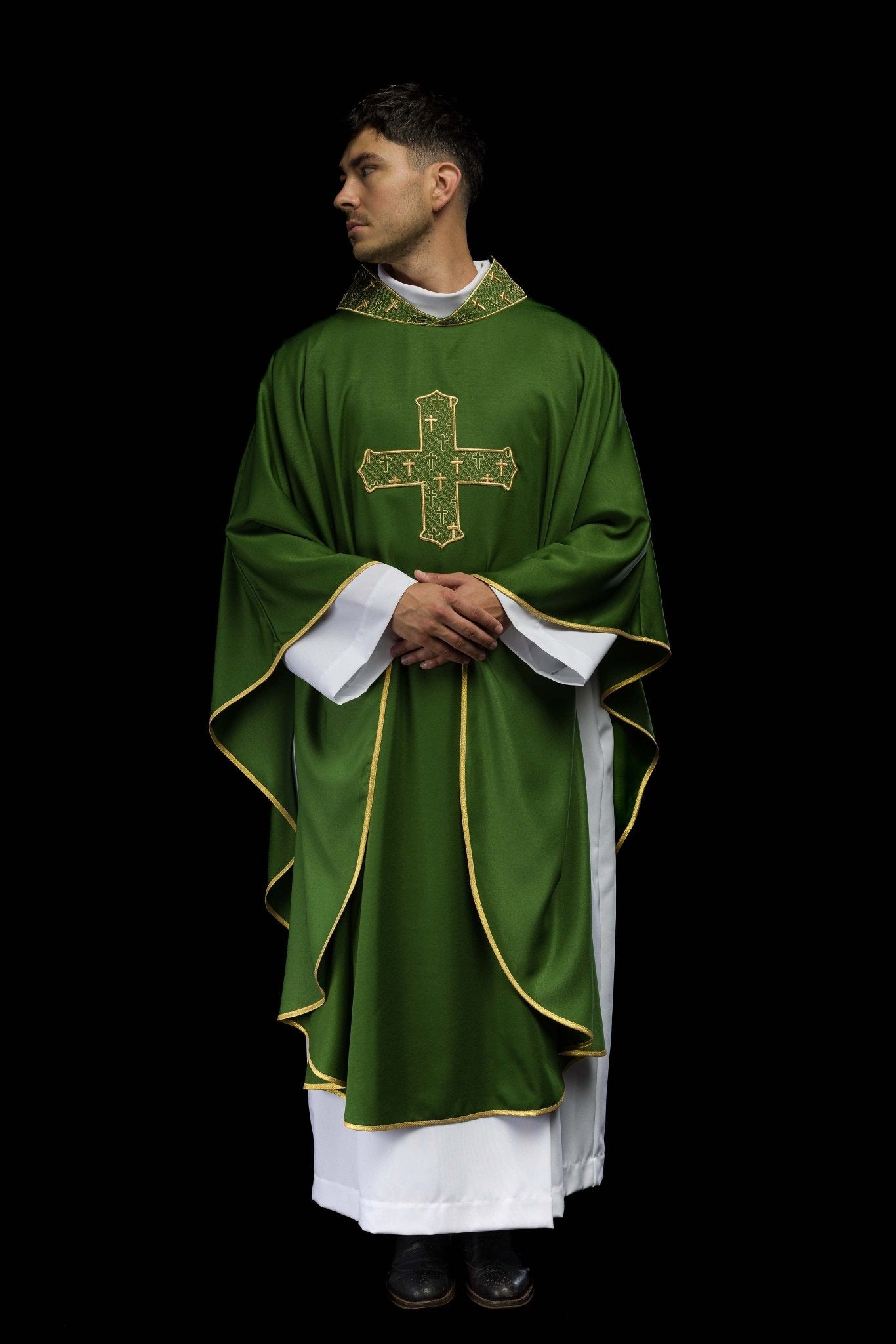 Casula con croce e colletto riccamente ricamati di colore verde S-7061-01-53 - PERILPRETE.IT