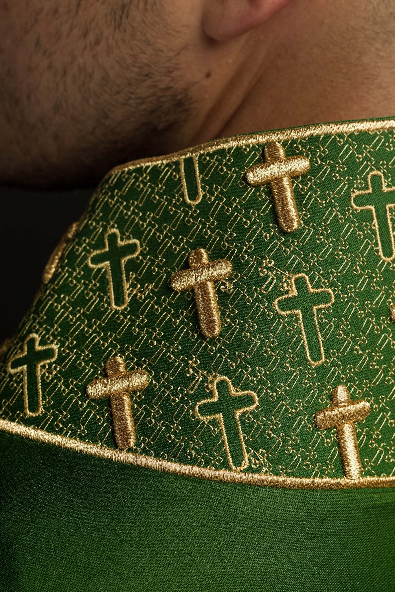 Casula con croce e colletto riccamente ricamati di colore verde S-7061-01-53 - PERILPRETE.IT