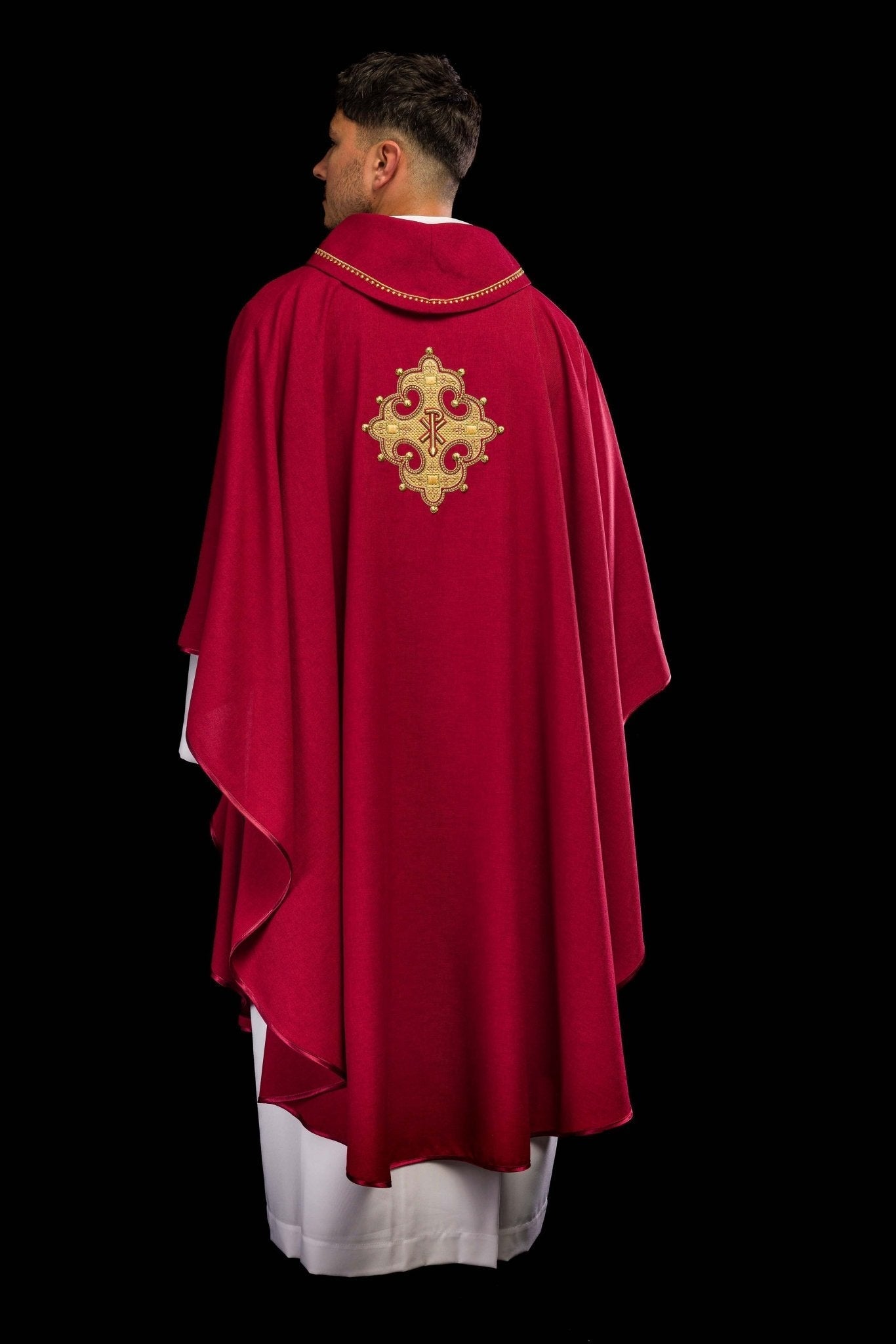 Casula con croce ricamata e finiture dorate sul colletto in rosso S - 7065 - 02 - 70 - PERILPRETE.IT