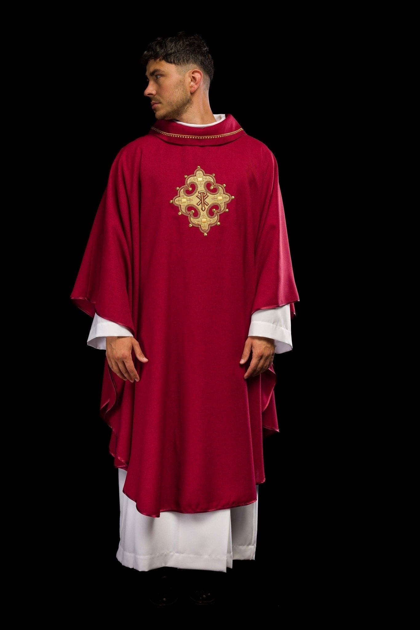 Casula con croce ricamata e finiture dorate sul colletto in rosso S - 7065 - 02 - 70 - PERILPRETE.IT