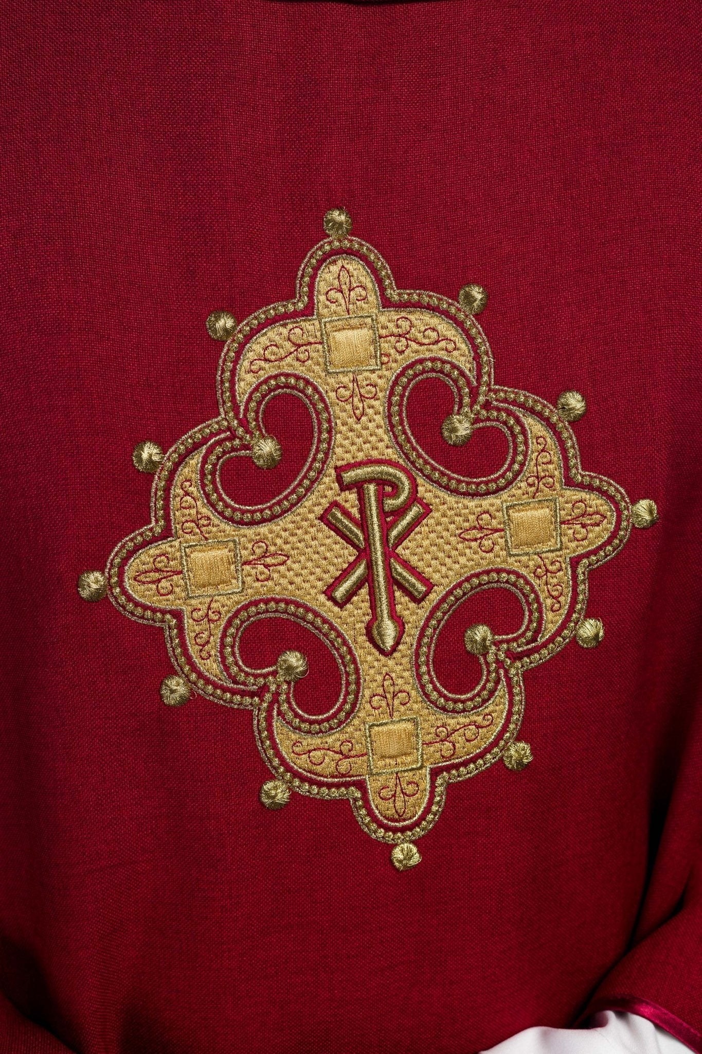 Casula con croce ricamata e finiture dorate sul colletto in rosso S - 7065 - 02 - 70 - PERILPRETE.IT