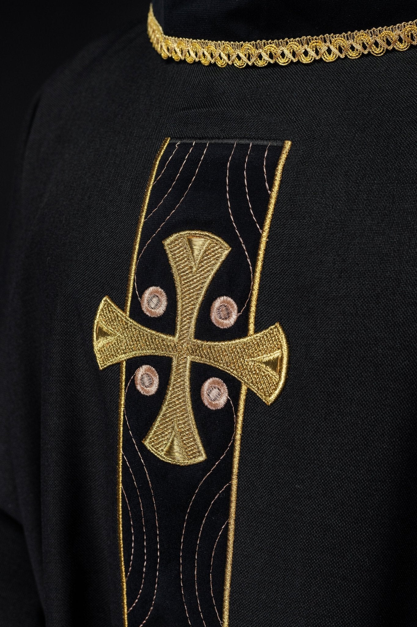 Casula con croci ricamate in oro e bordatura del colletto in nero S - 7068 - 07 - 70 - PERILPRETE.IT