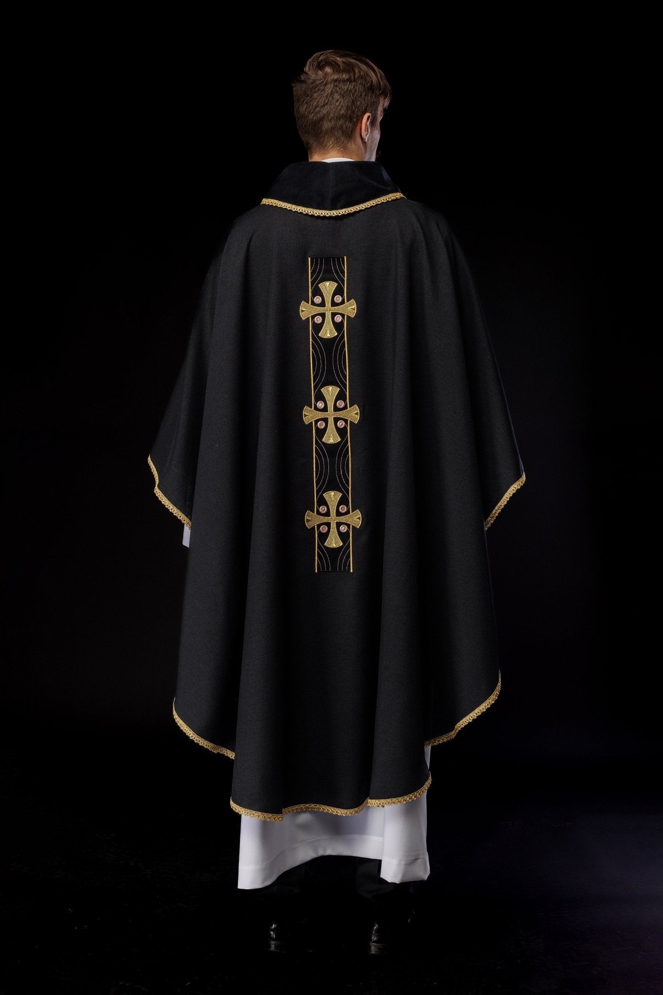 Casula con croci ricamate in oro e bordatura del colletto in nero S - 7068 - 07 - 70 - PERILPRETE.IT