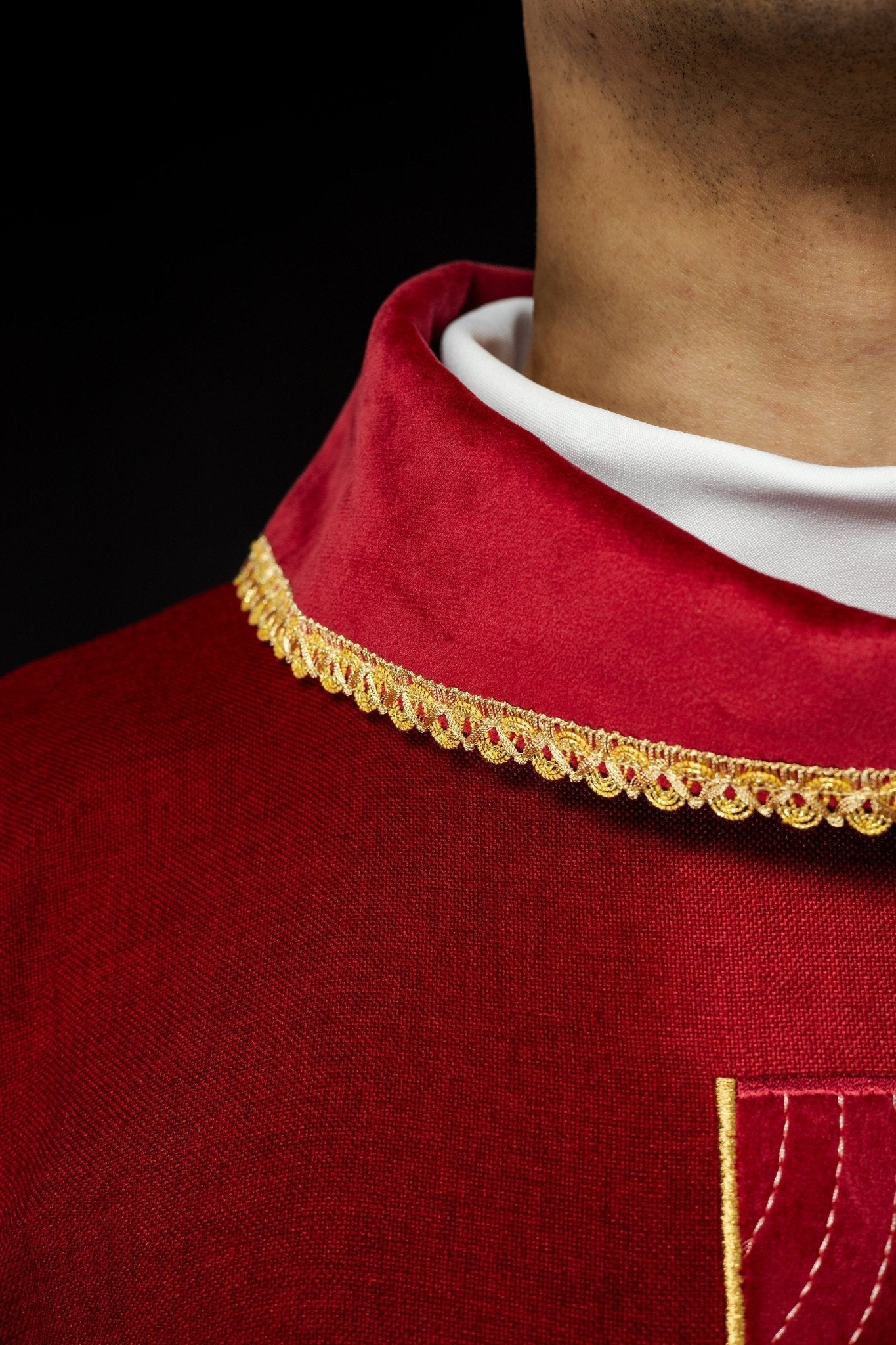 Casula con croci ricamate in oro e bordatura del colletto in rosso S - 7068 - 02 - 70 - PERILPRETE.IT