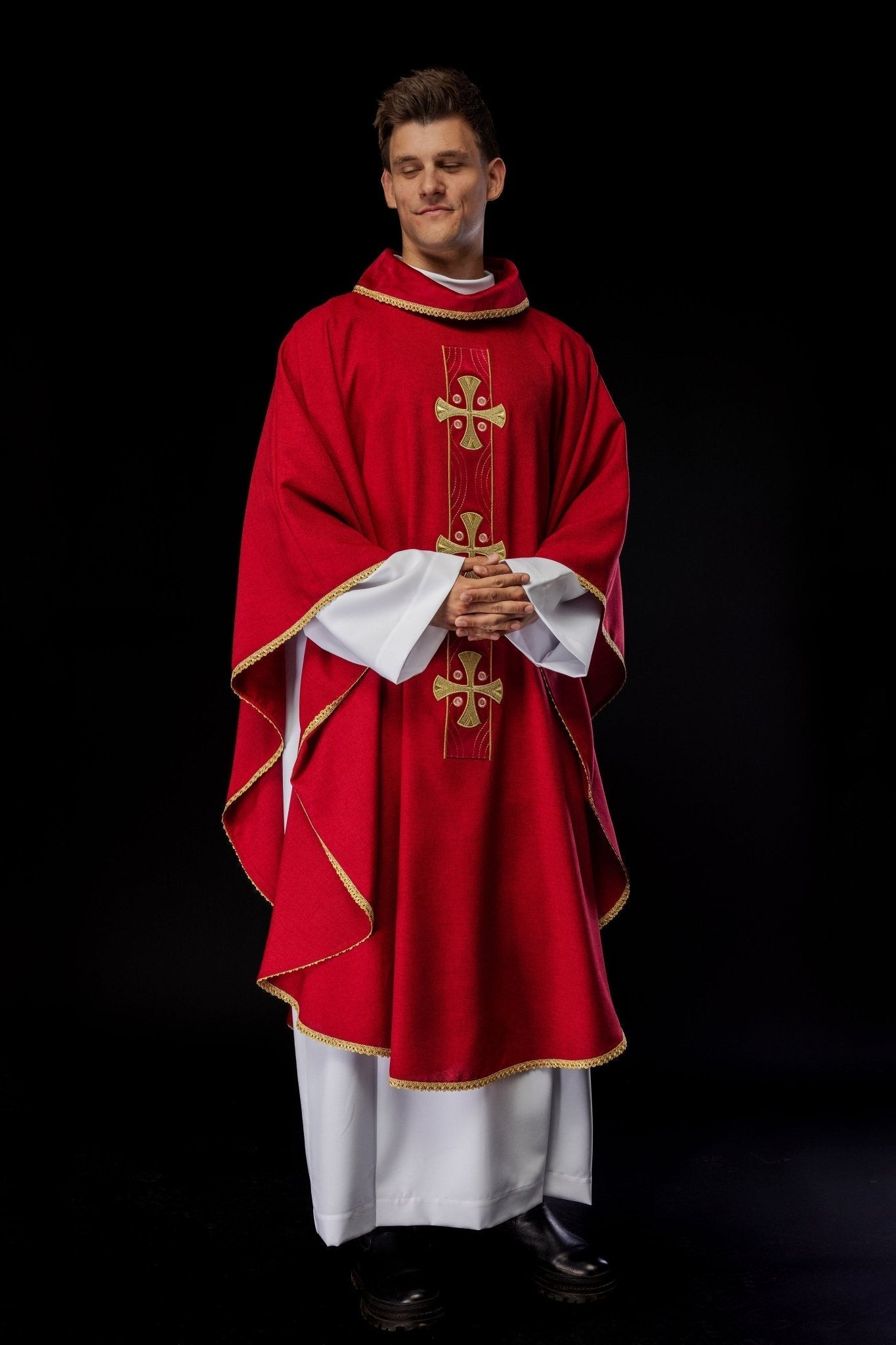 Casula con croci ricamate in oro e bordatura del colletto in rosso S - 7068 - 02 - 70 - PERILPRETE.IT