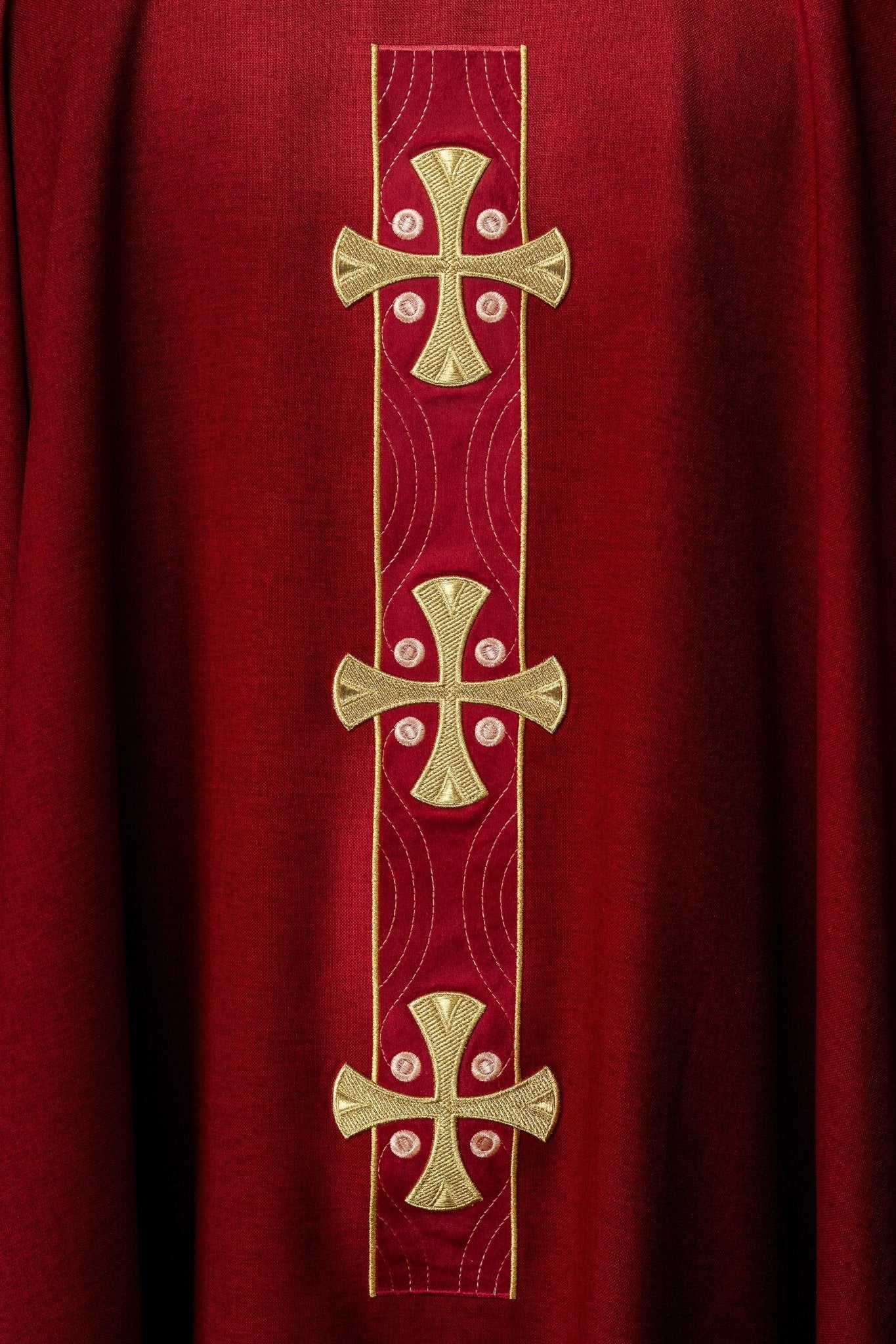 Casula con croci ricamate in oro e bordatura del colletto in rosso S - 7068 - 02 - 70 - PERILPRETE.IT