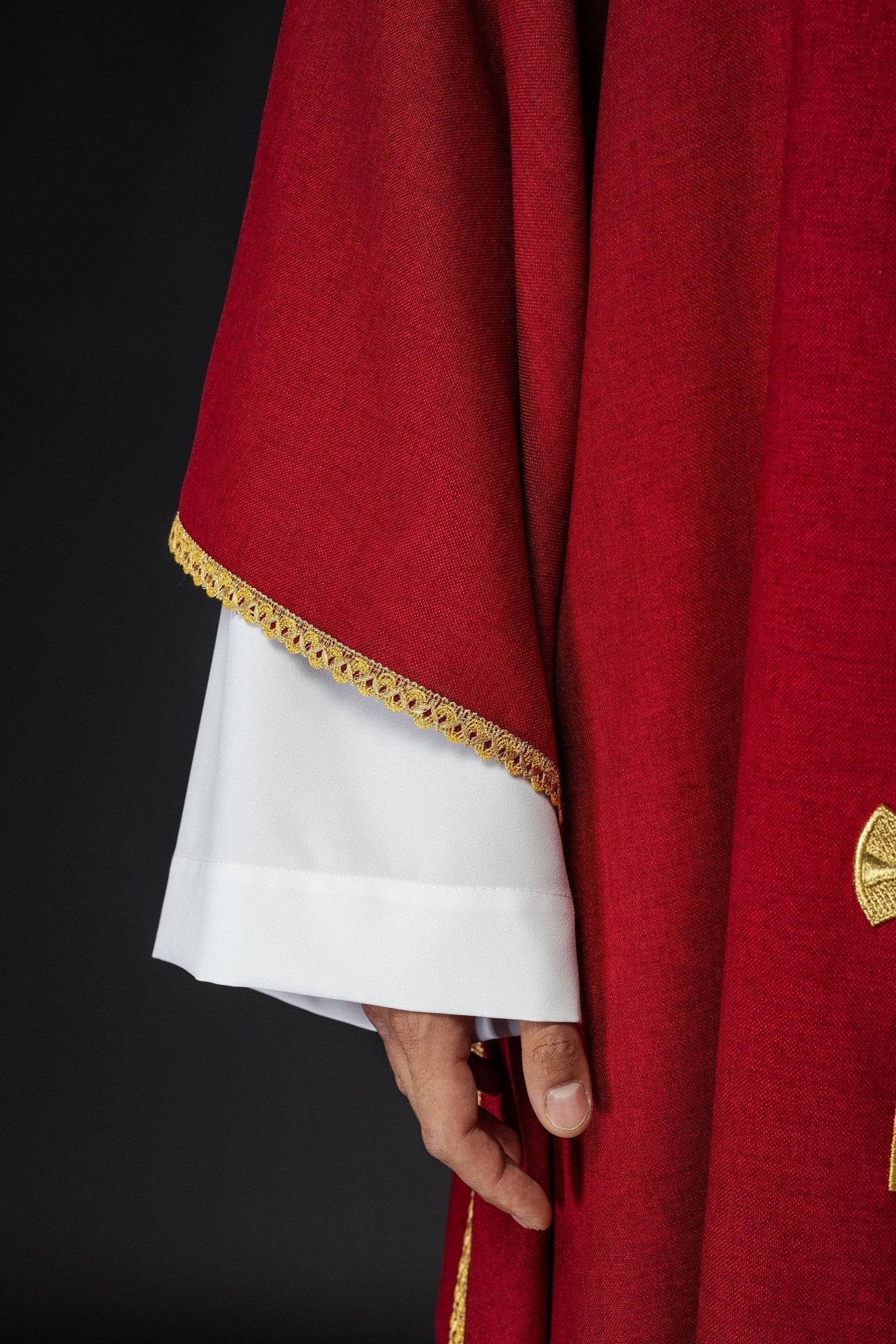 Casula con croci ricamate in oro e bordatura del colletto in rosso S - 7068 - 02 - 70 - PERILPRETE.IT
