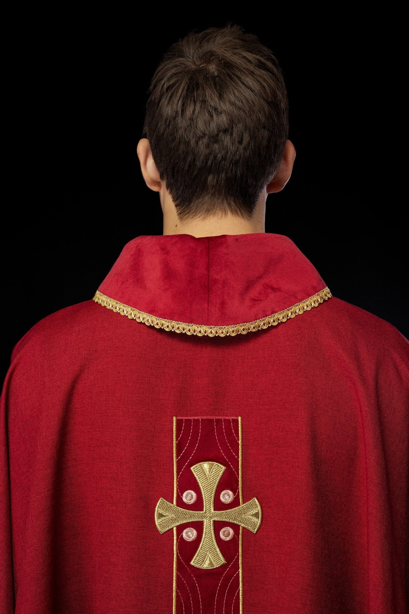 Casula con croci ricamate in oro e bordatura del colletto in rosso S - 7068 - 02 - 70 - PERILPRETE.IT