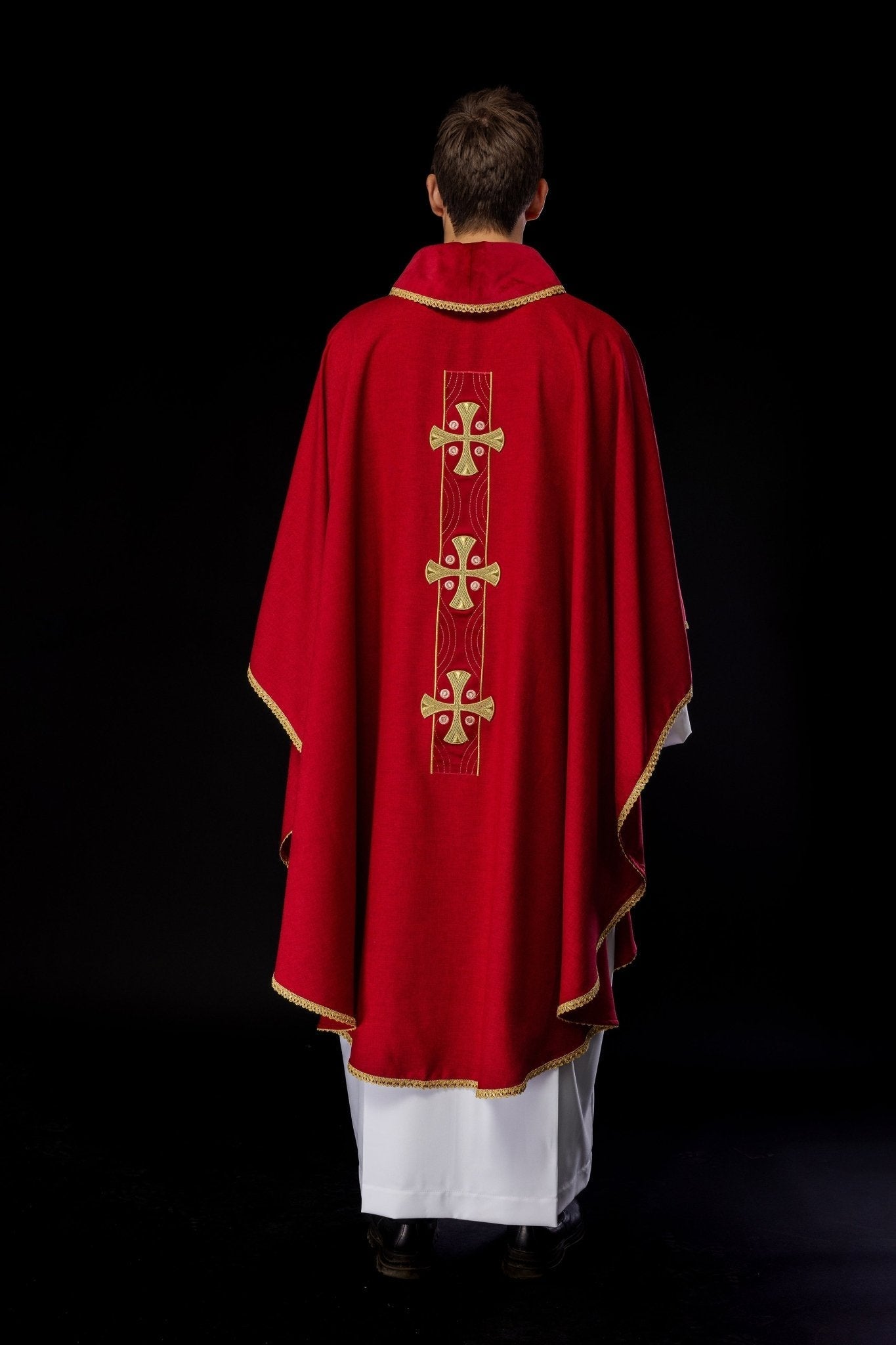 Casula con croci ricamate in oro e bordatura del colletto in rosso S - 7068 - 02 - 70 - PERILPRETE.IT