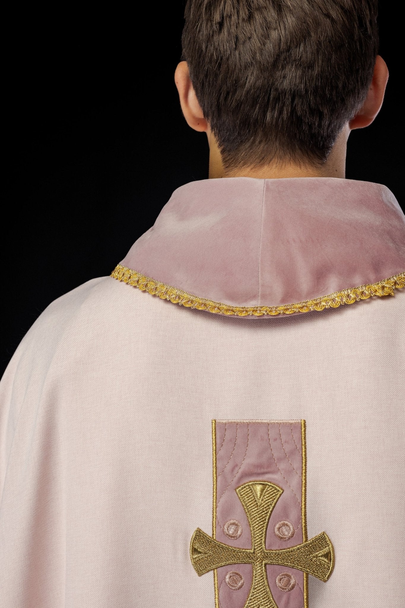Casula con croci ricamate in oro e profili sul colletto in rosa S - 7068 - 08 - 70 - PERILPRETE.IT