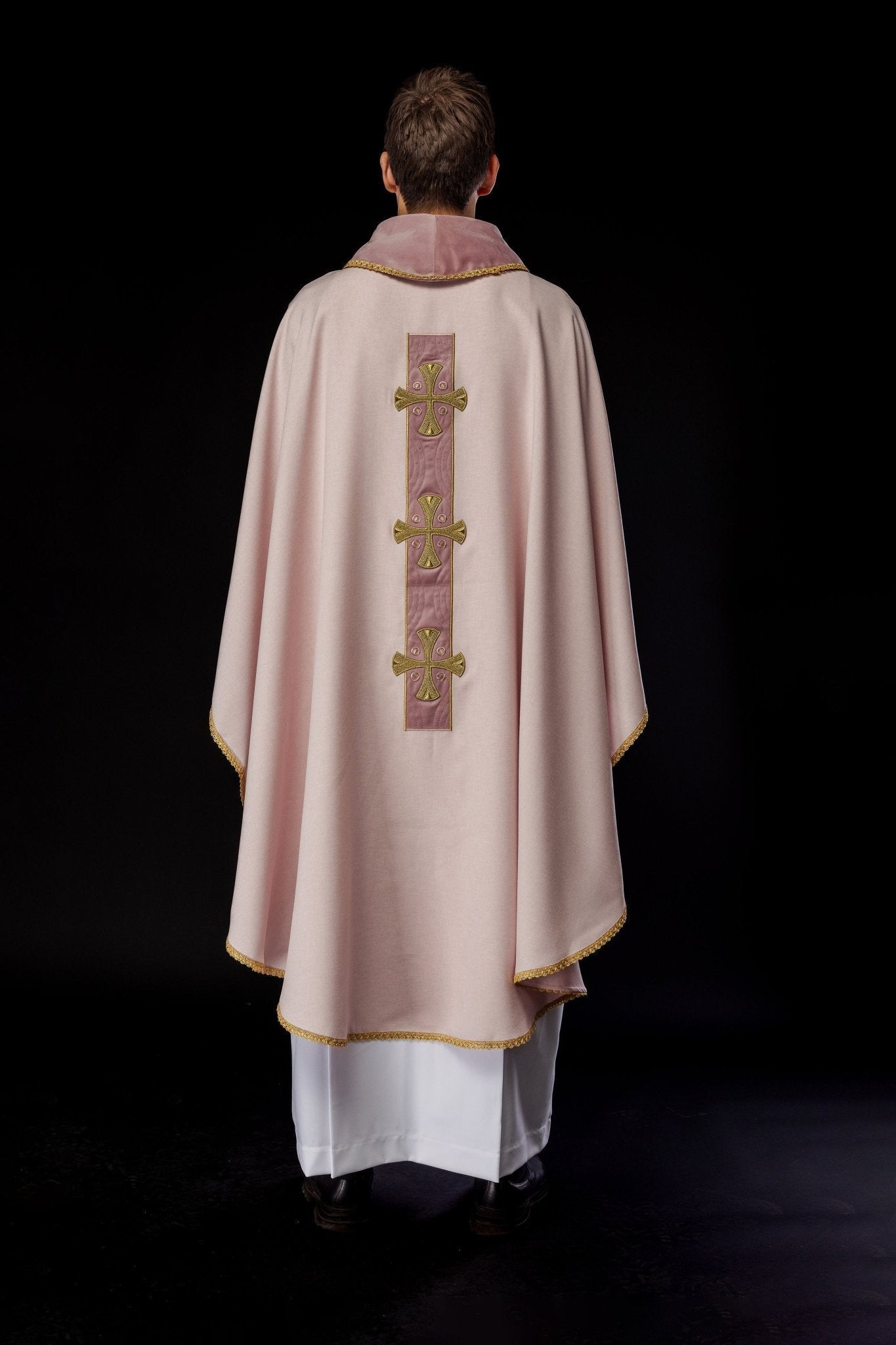 Casula con croci ricamate in oro e profili sul colletto in rosa S - 7068 - 08 - 70 - PERILPRETE.IT