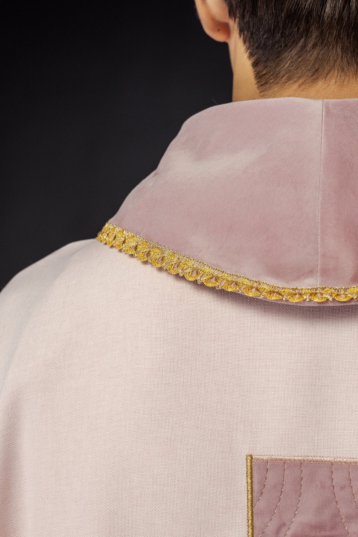 Casula con croci ricamate in oro e profili sul colletto in rosa S - 7068 - 08 - 70 - PERILPRETE.IT