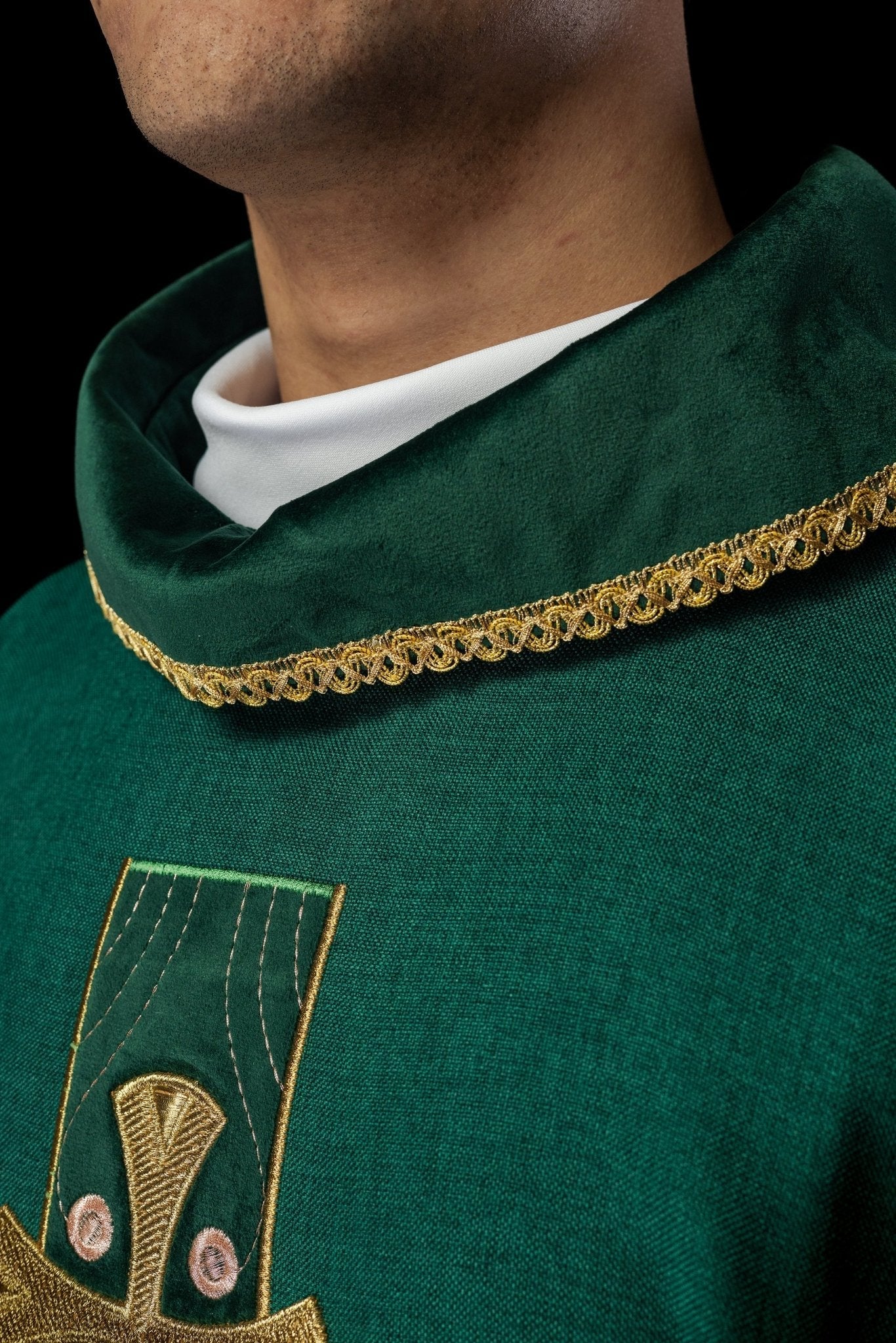 Casula con croci ricamate in oro e profili sul colletto in verde S - 7068 - 01 - 70 - PERILPRETE.IT