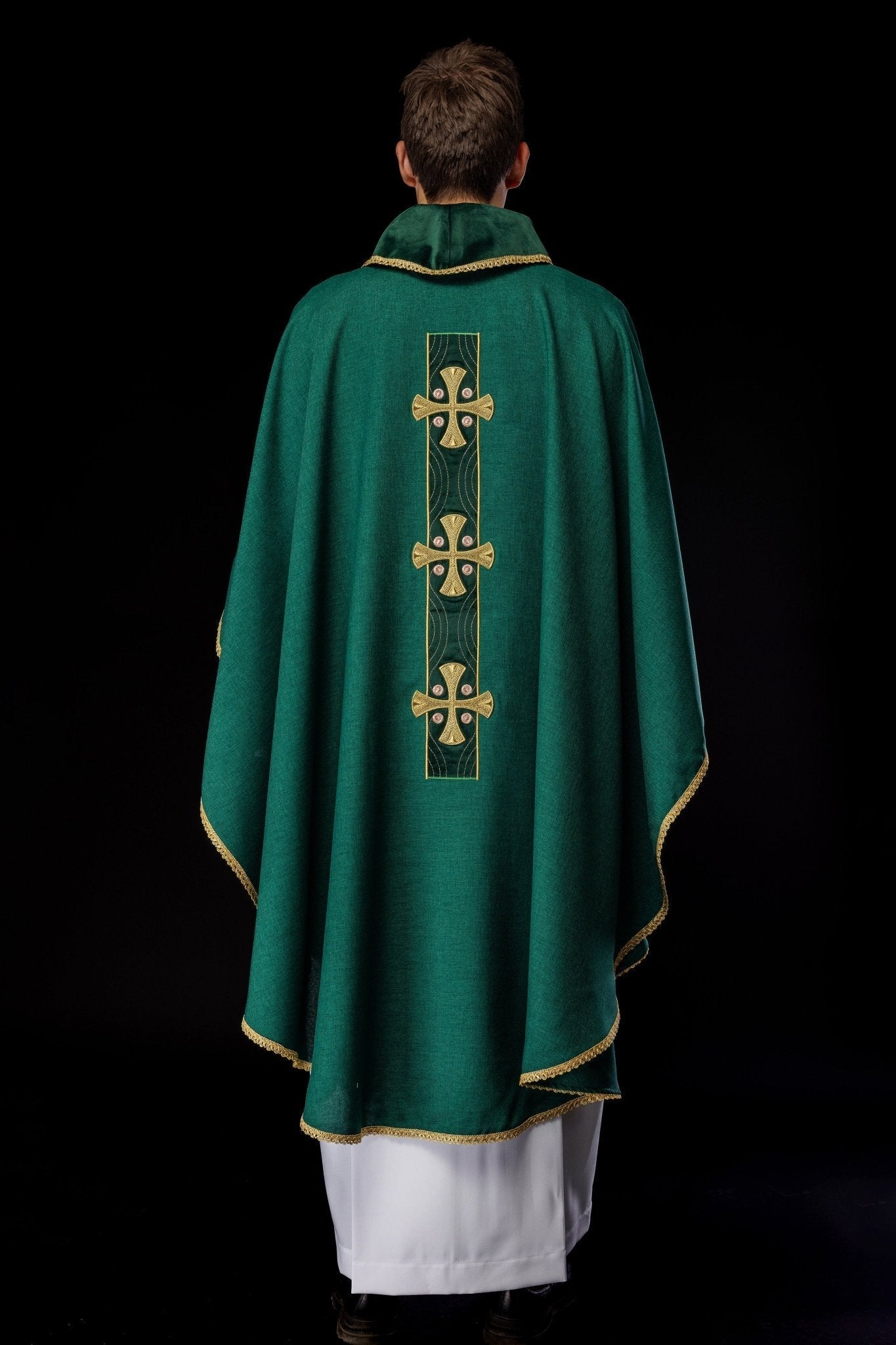Casula con croci ricamate in oro e profili sul colletto in verde S - 7068 - 01 - 70 - PERILPRETE.IT