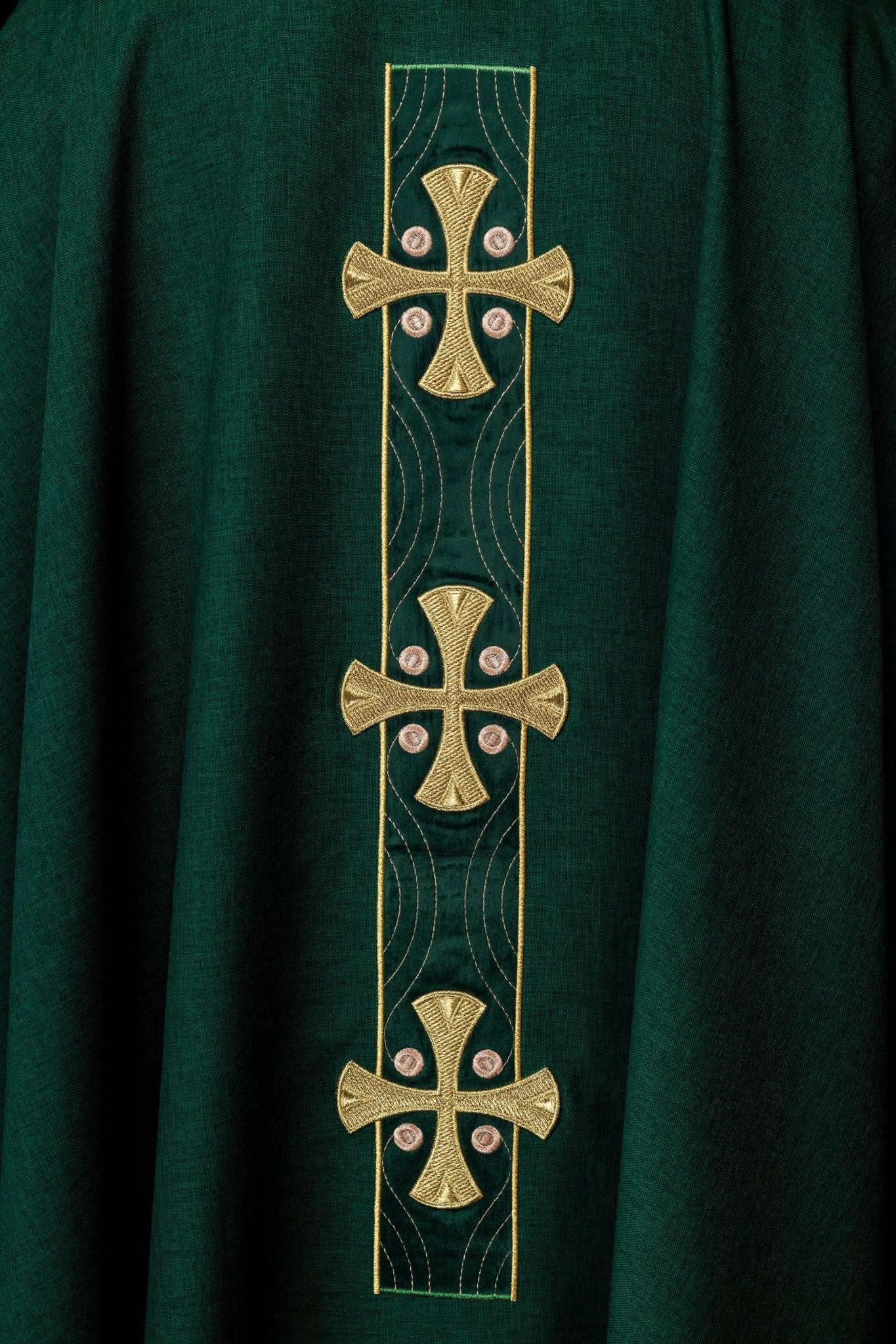 Casula con croci ricamate in oro e profili sul colletto in verde S - 7068 - 01 - 70 - PERILPRETE.IT