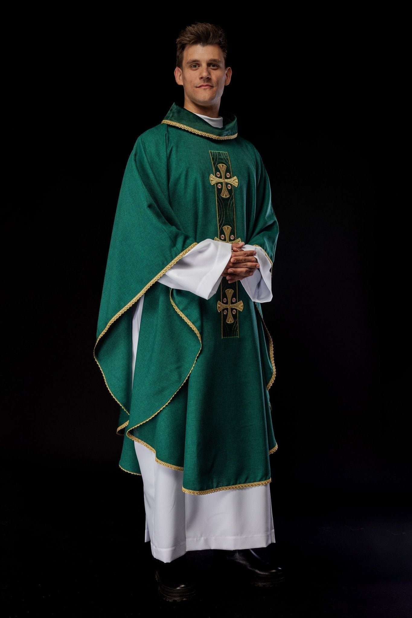 Casula con croci ricamate in oro e profili sul colletto in verde S - 7068 - 01 - 70 - PERILPRETE.IT