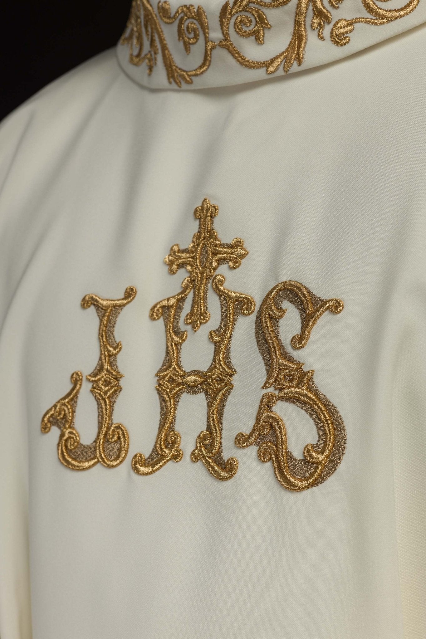 Casula con decorazioni e motivo IHS KOR/157/05/01 ECRU - PERILPRETE.IT