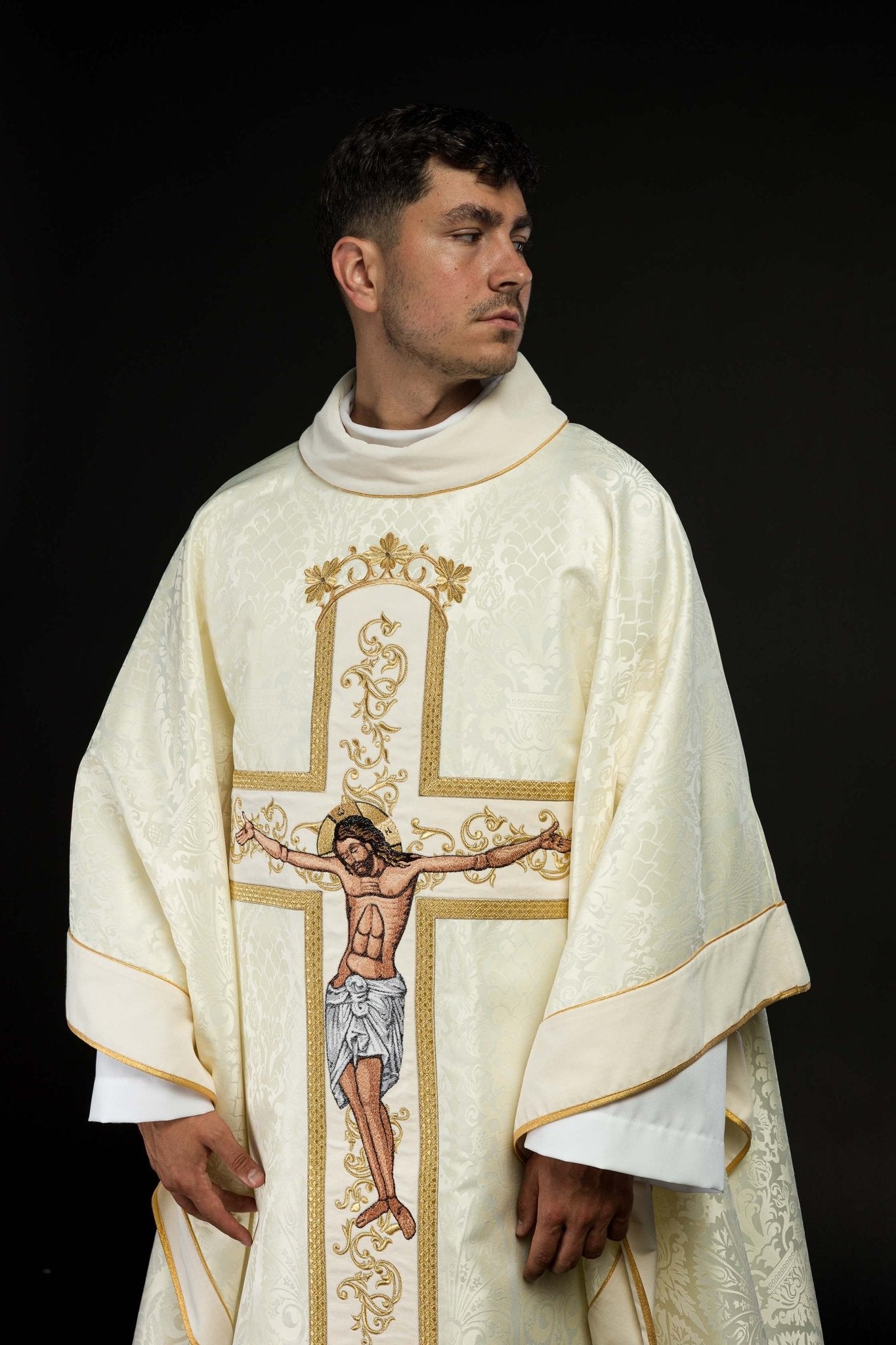 Casula con immagine di Gesù Cristo sulla croce color écru KOR/190/05/83/PA ECRU - PERILPRETE.IT