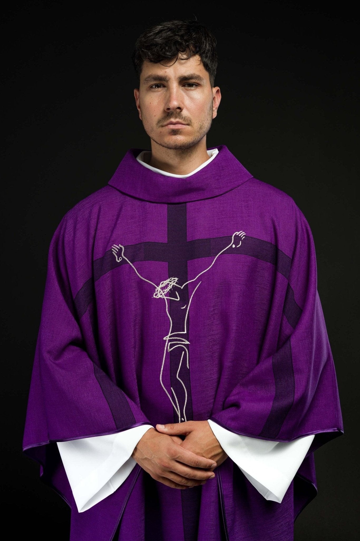 Casula con motivo di Gesù sulla croce in colore viola HA7049-03 FIOLET - PERILPRETE.IT