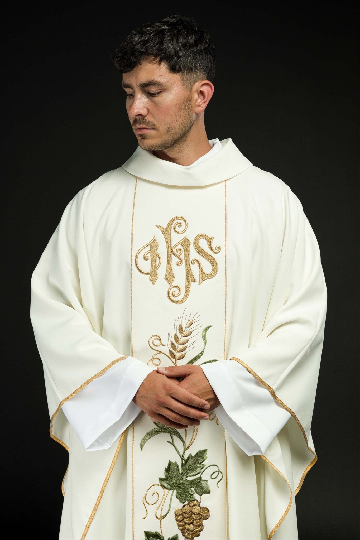Casula con stolone ricamato con simbolo IHS, spighe e uva écru KOR/117/05/01 ECRU - PERILPRETE.IT