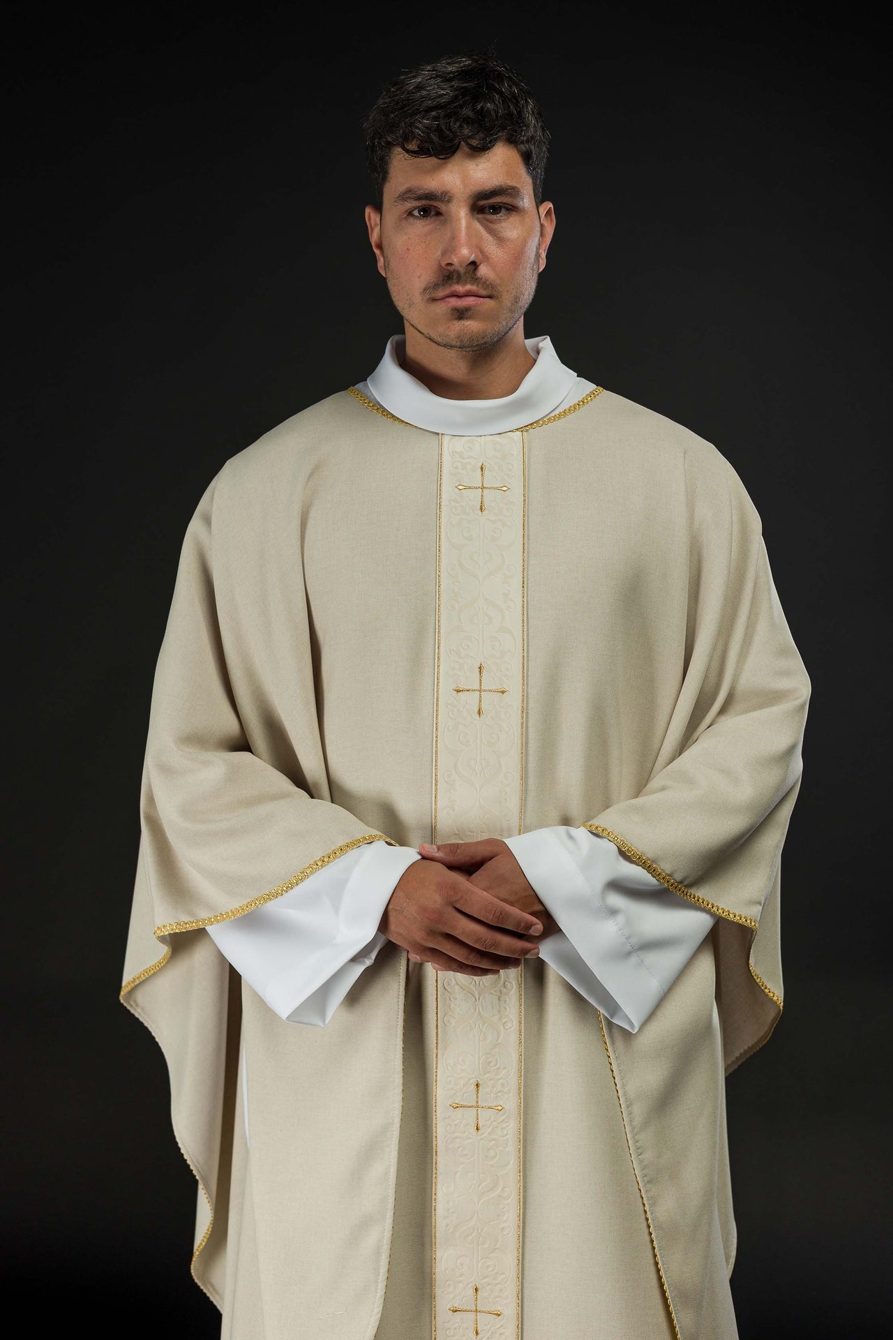 Casula di colore écru con fascia ricamata a croci LE/7074/05 - PERILPRETE.IT