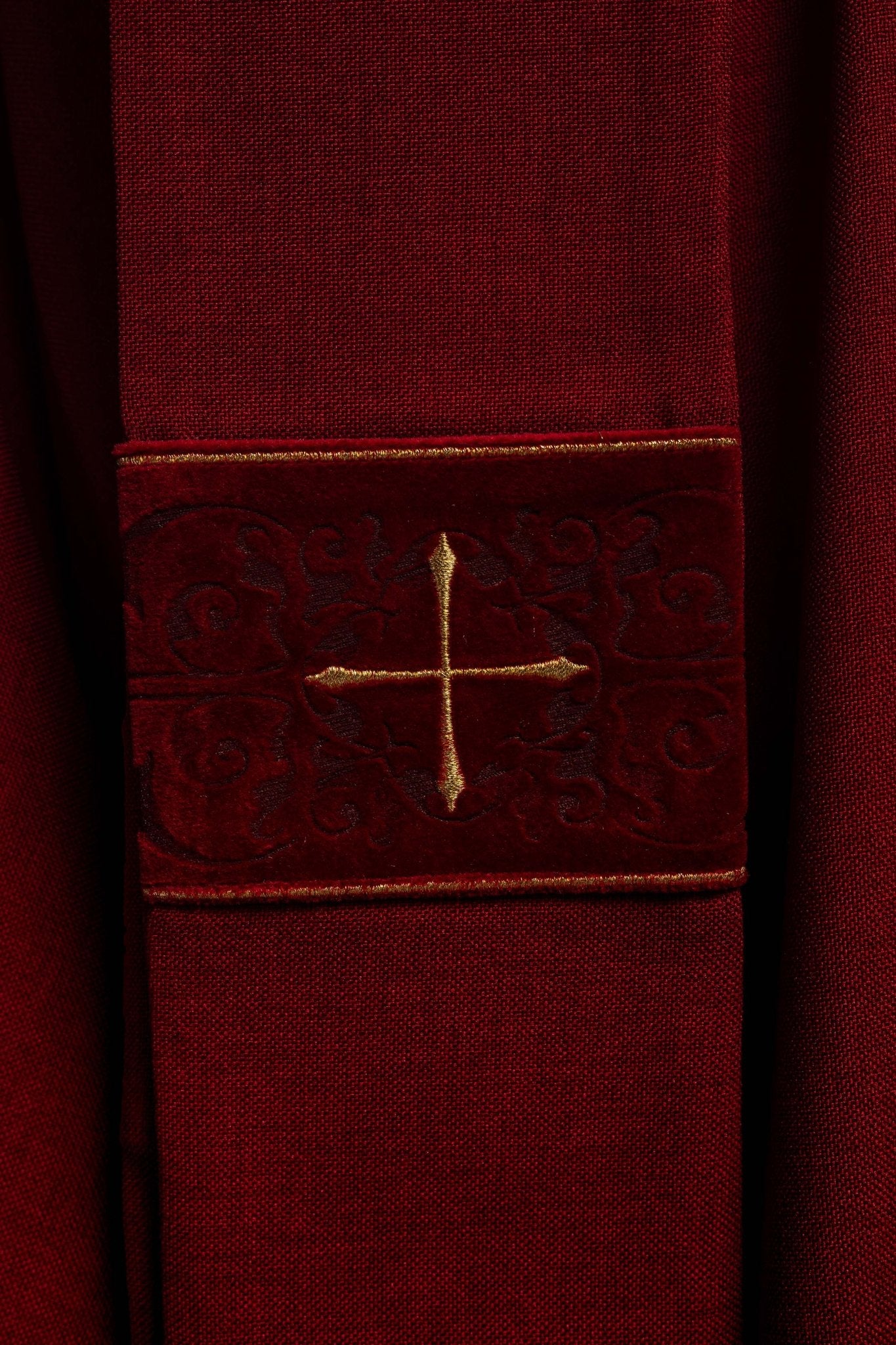 Casula di colore rosso con banda ricamata a croci LE/7074/02 - PERILPRETE.IT