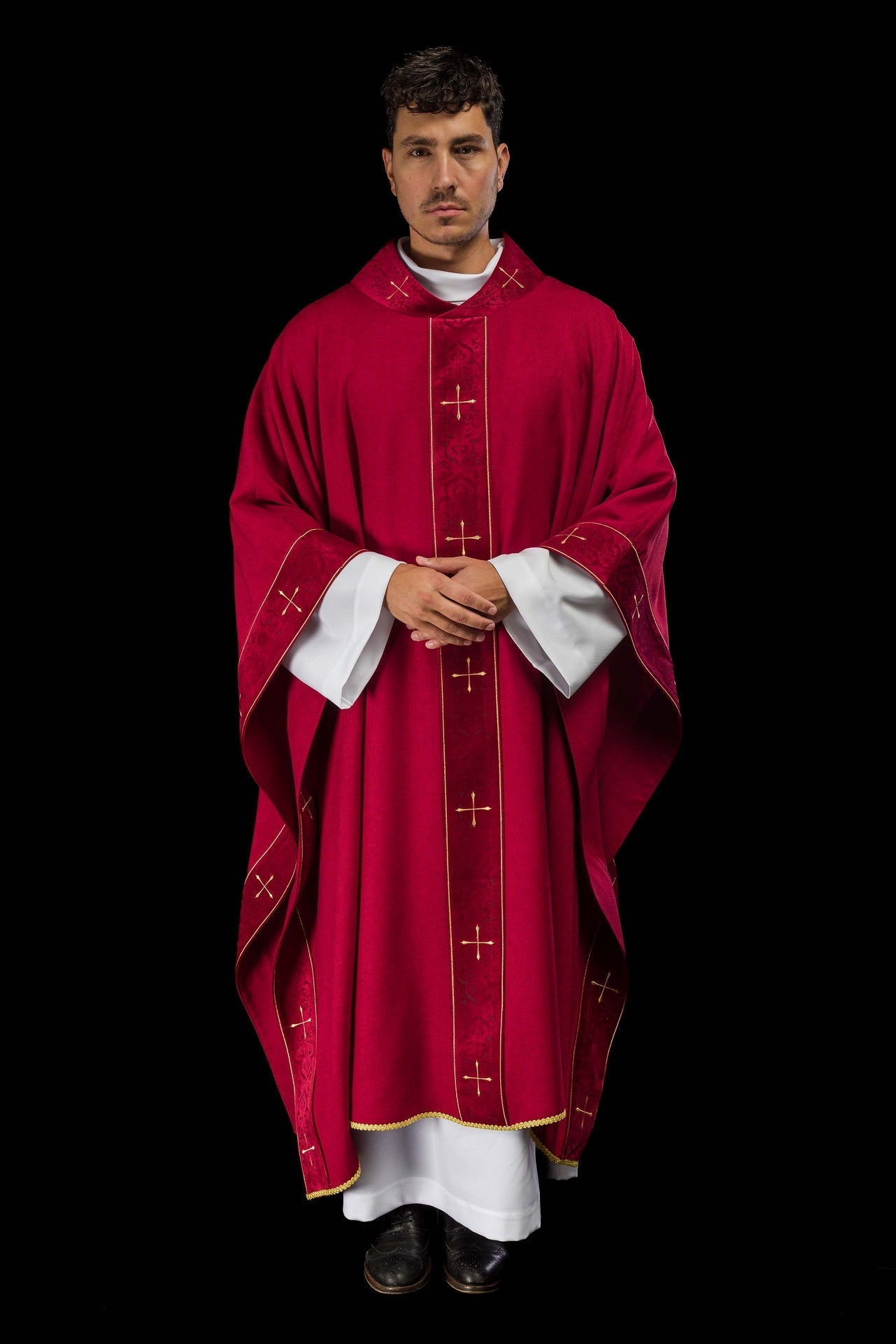 Casula di colore rosso con fascia e colletto ricamati a croci LE/7073/02 - PERILPRETE.IT