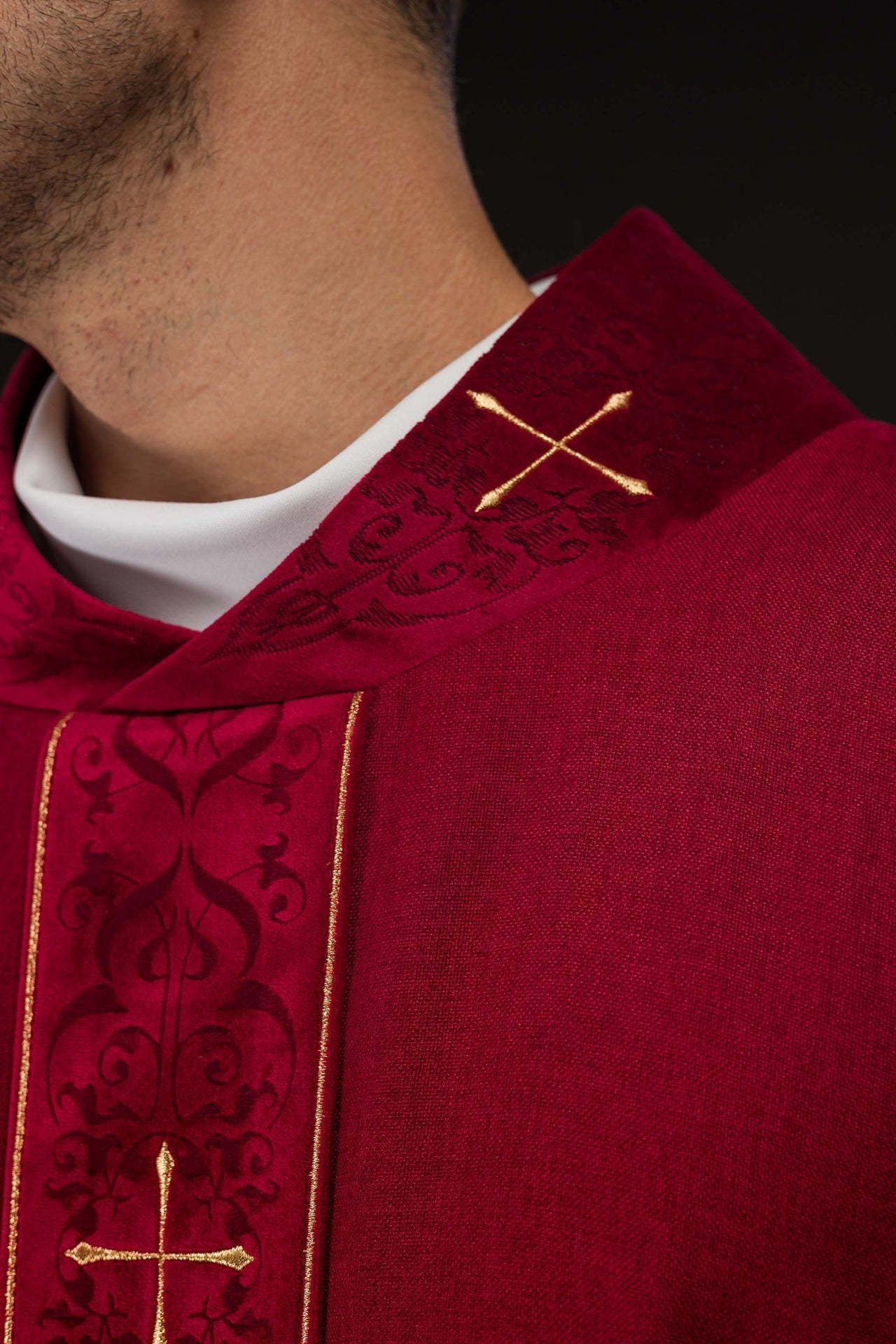 Casula di colore rosso con fascia e colletto ricamati a croci LE/7073/02 - PERILPRETE.IT