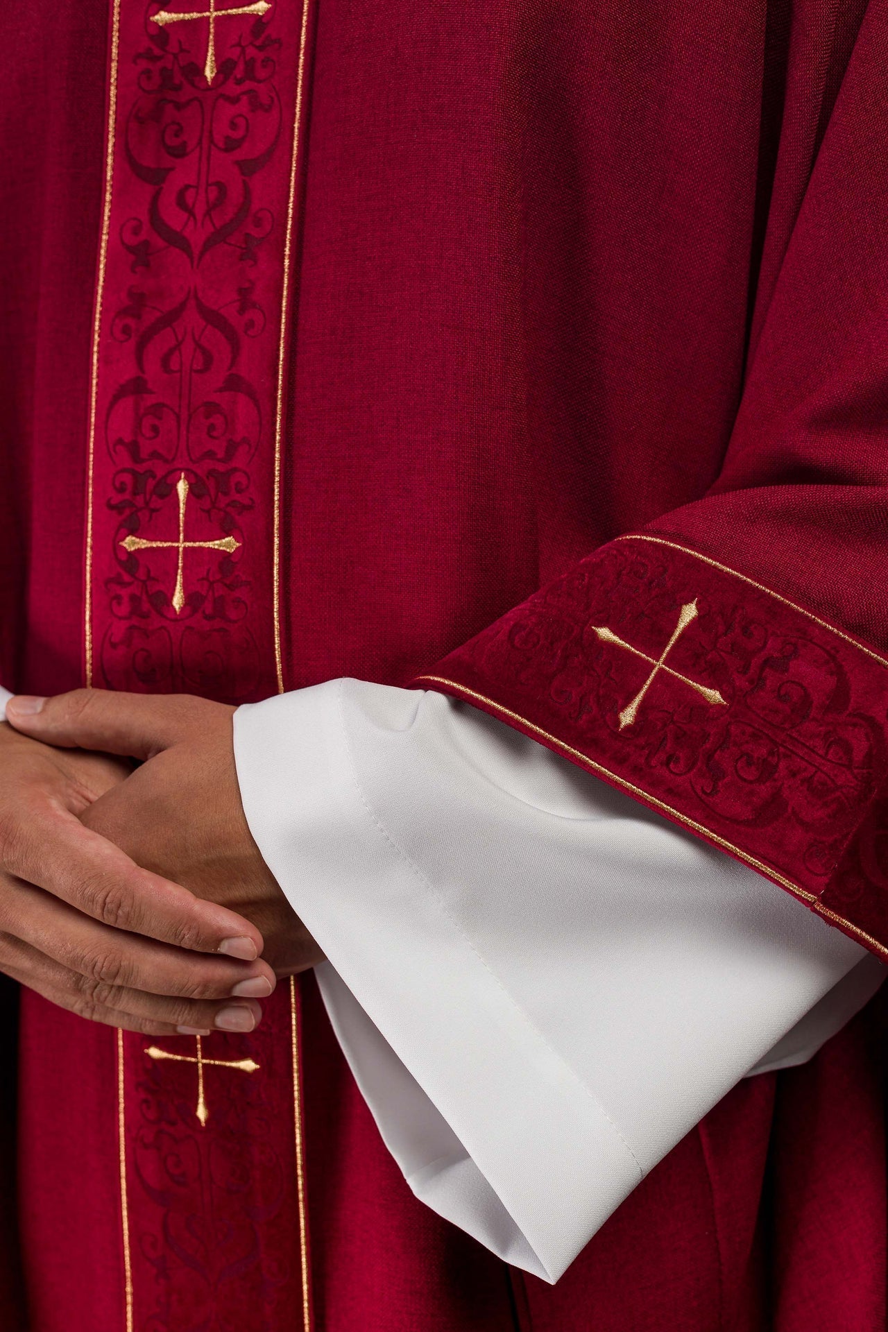 Casula di colore rosso con fascia e colletto ricamati a croci LE/7073/02 - PERILPRETE.IT