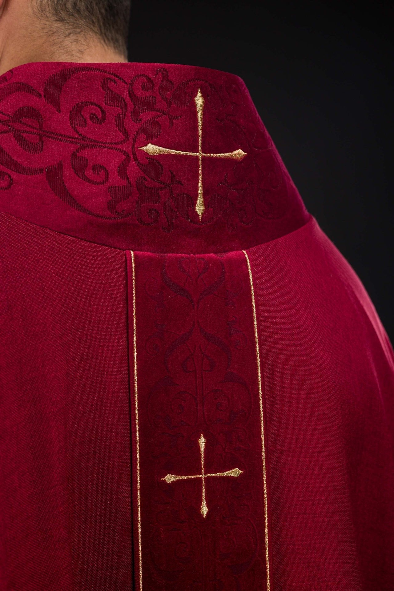 Casula di colore rosso con fascia e colletto ricamati a croci LE/7073/02 - PERILPRETE.IT